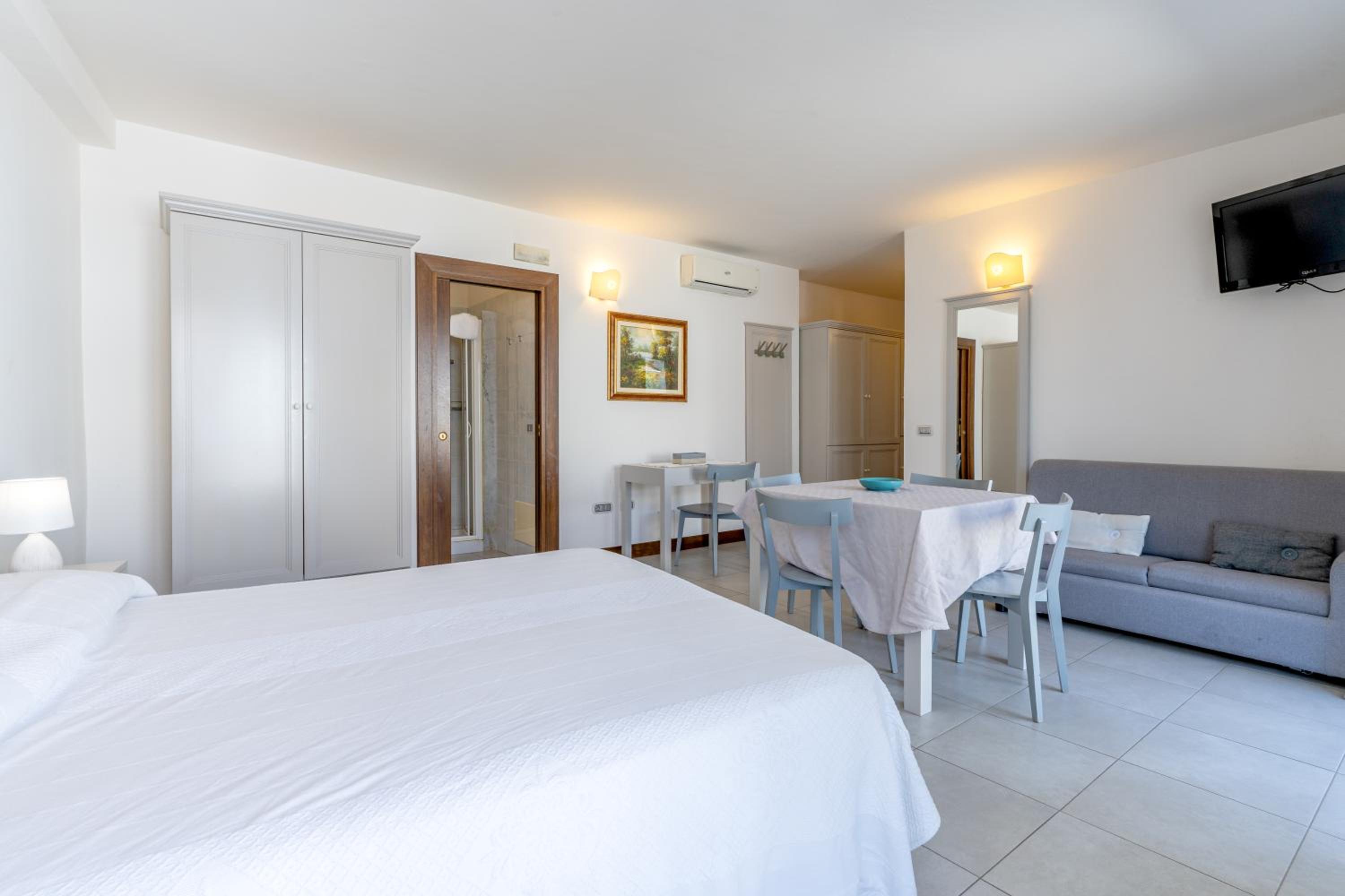 Junior Suite with Balcony - Photo 2