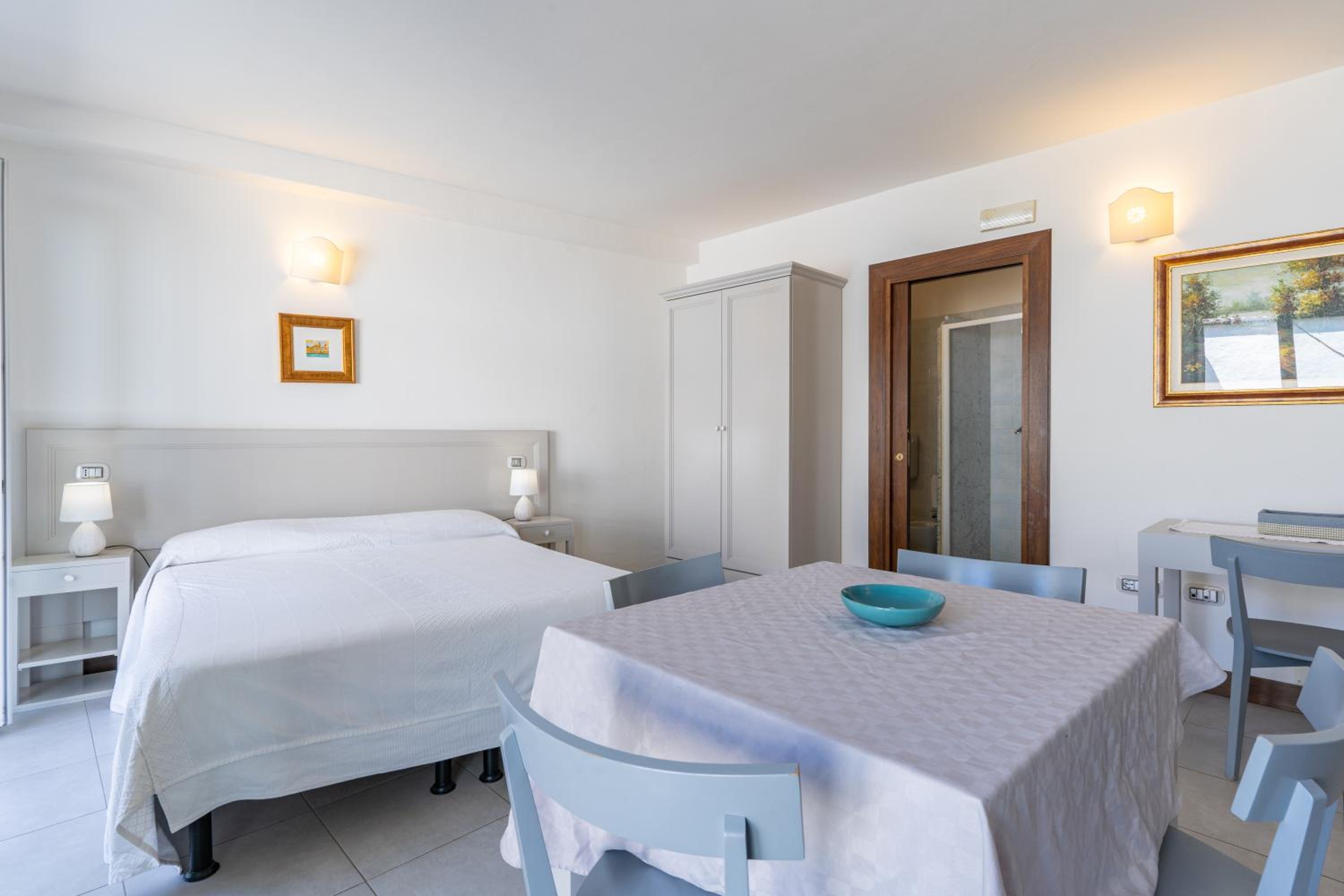 Junior Suite with Balcony - Photo 9