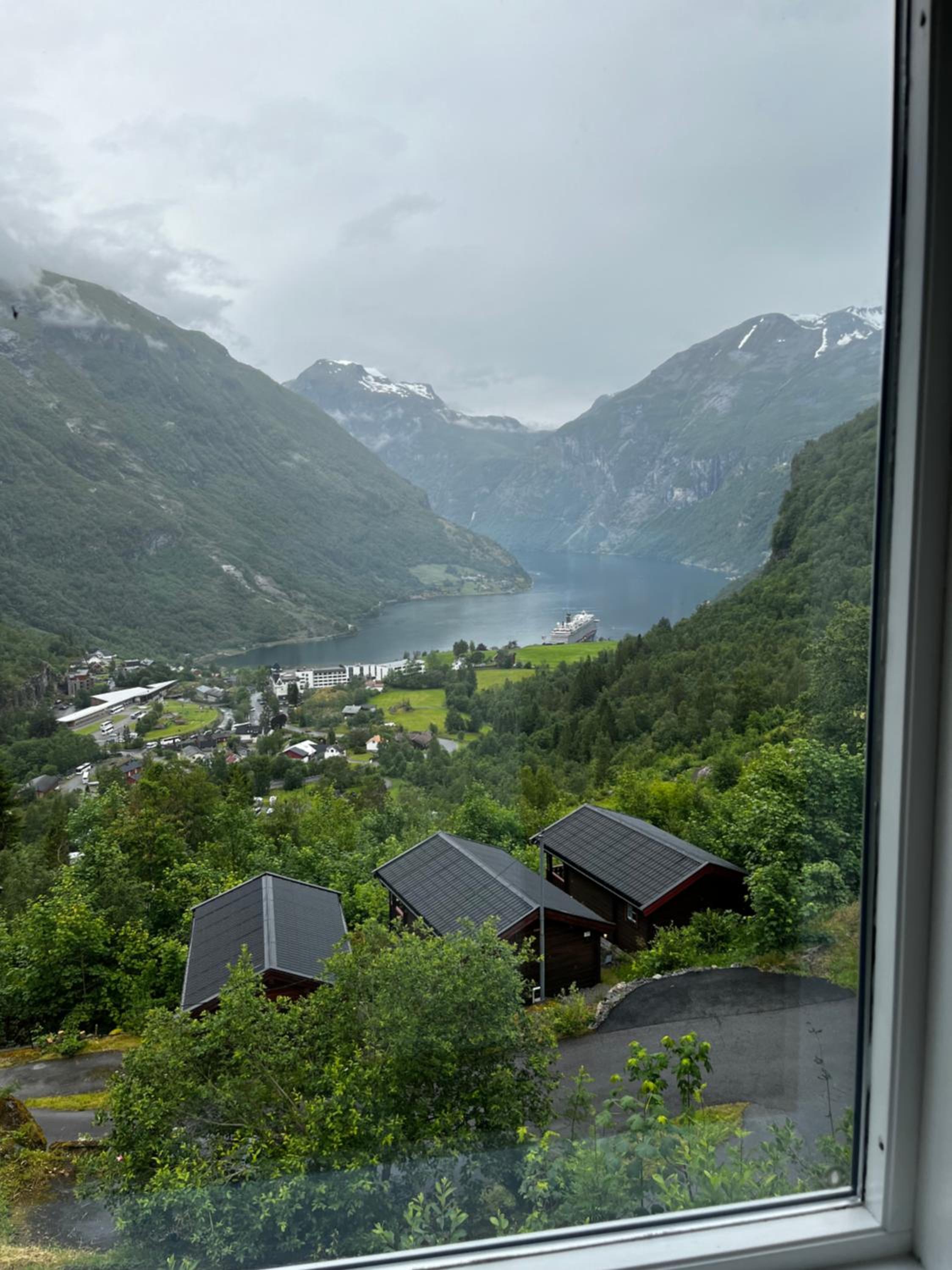 Family House with Fjord View - including linen, towels and cleaning photo 1