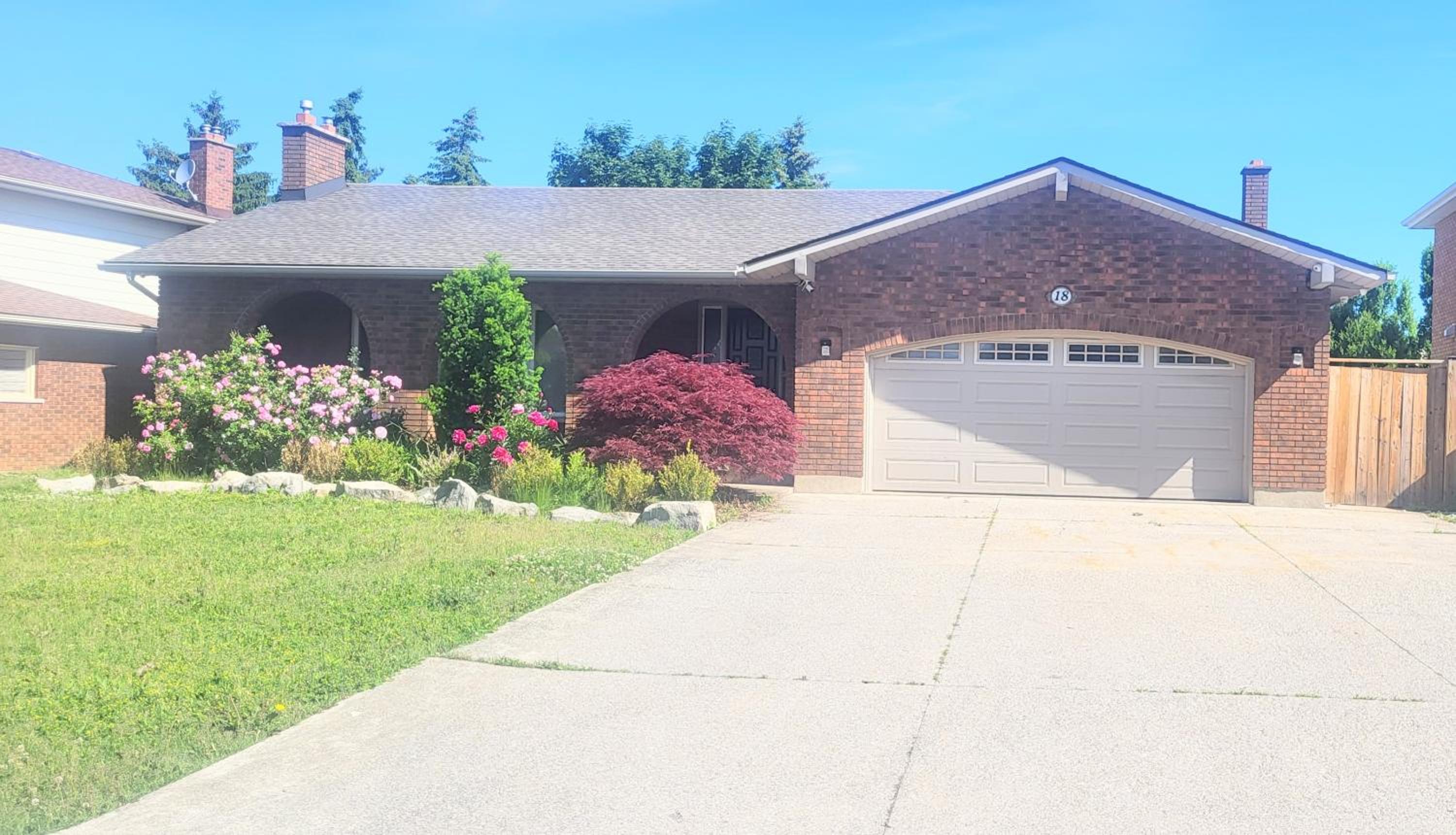 Five-Bedroom House photo 1