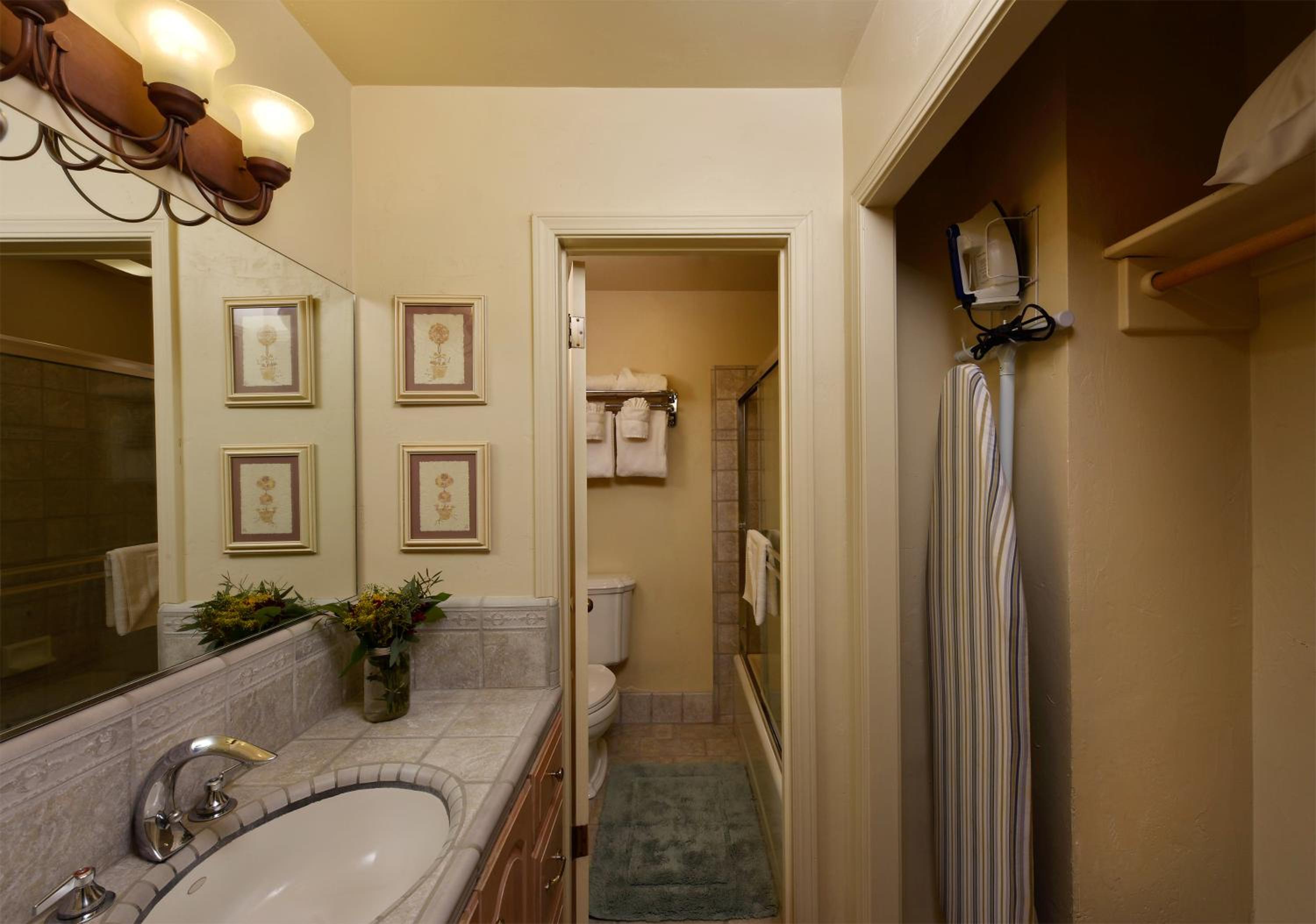 Economy Queen Room - Photo 2