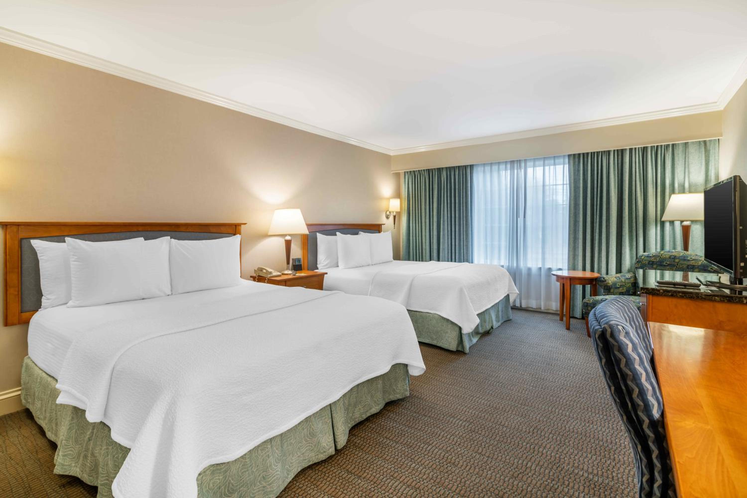 2 Queen Beds Premium Accessible photo 3