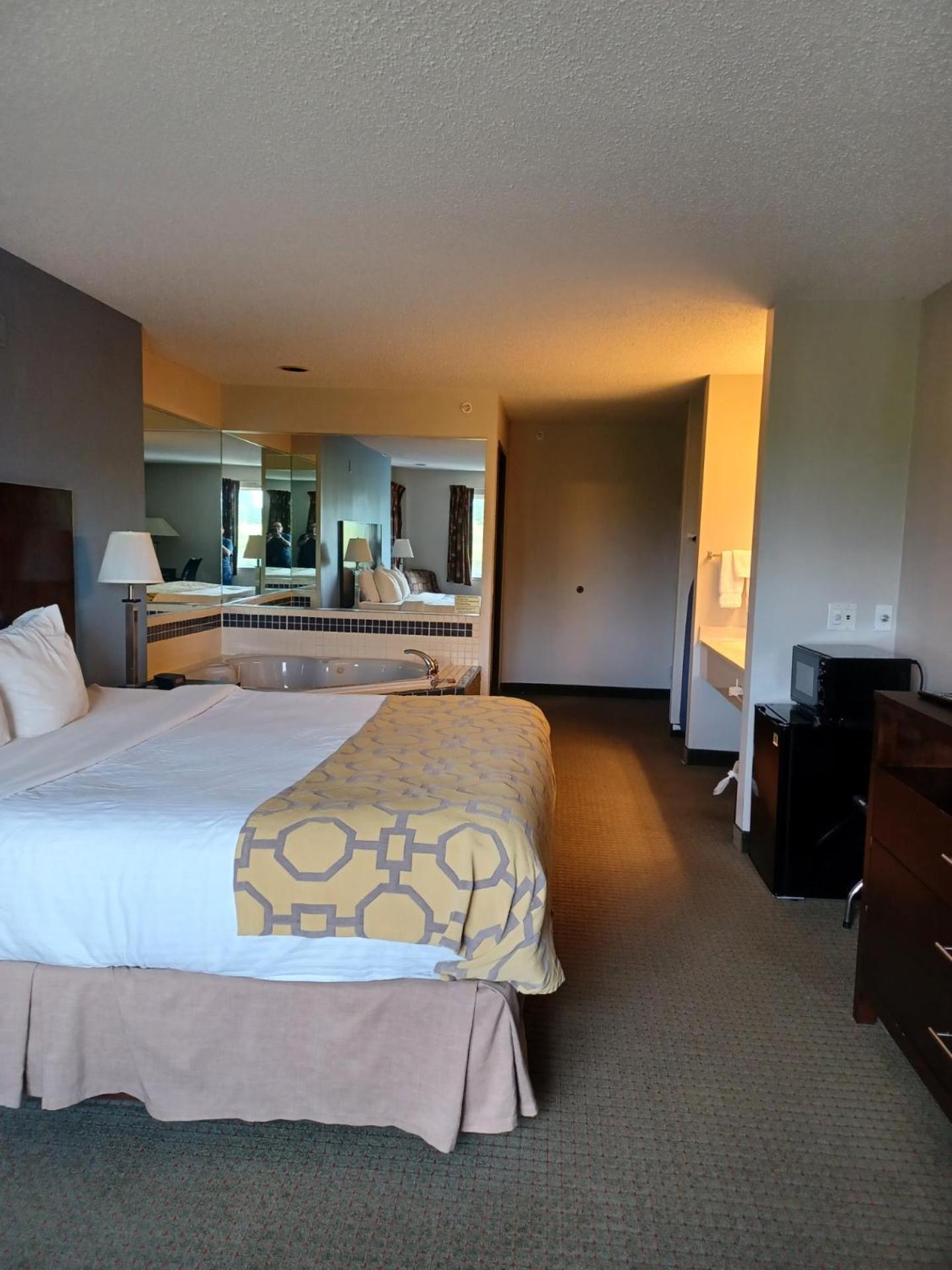 King Suite - Non-Smoking photo 2