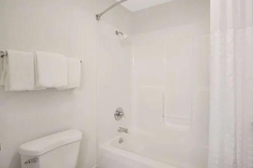 King Room - Non-Smoking - Photo 2
