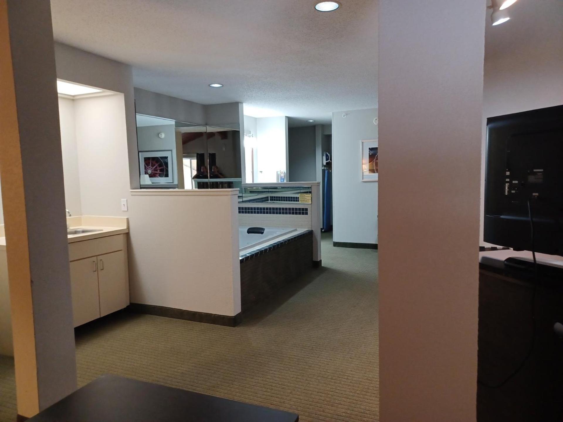 Executive Studio King Suite - Non-Smoking photo 2