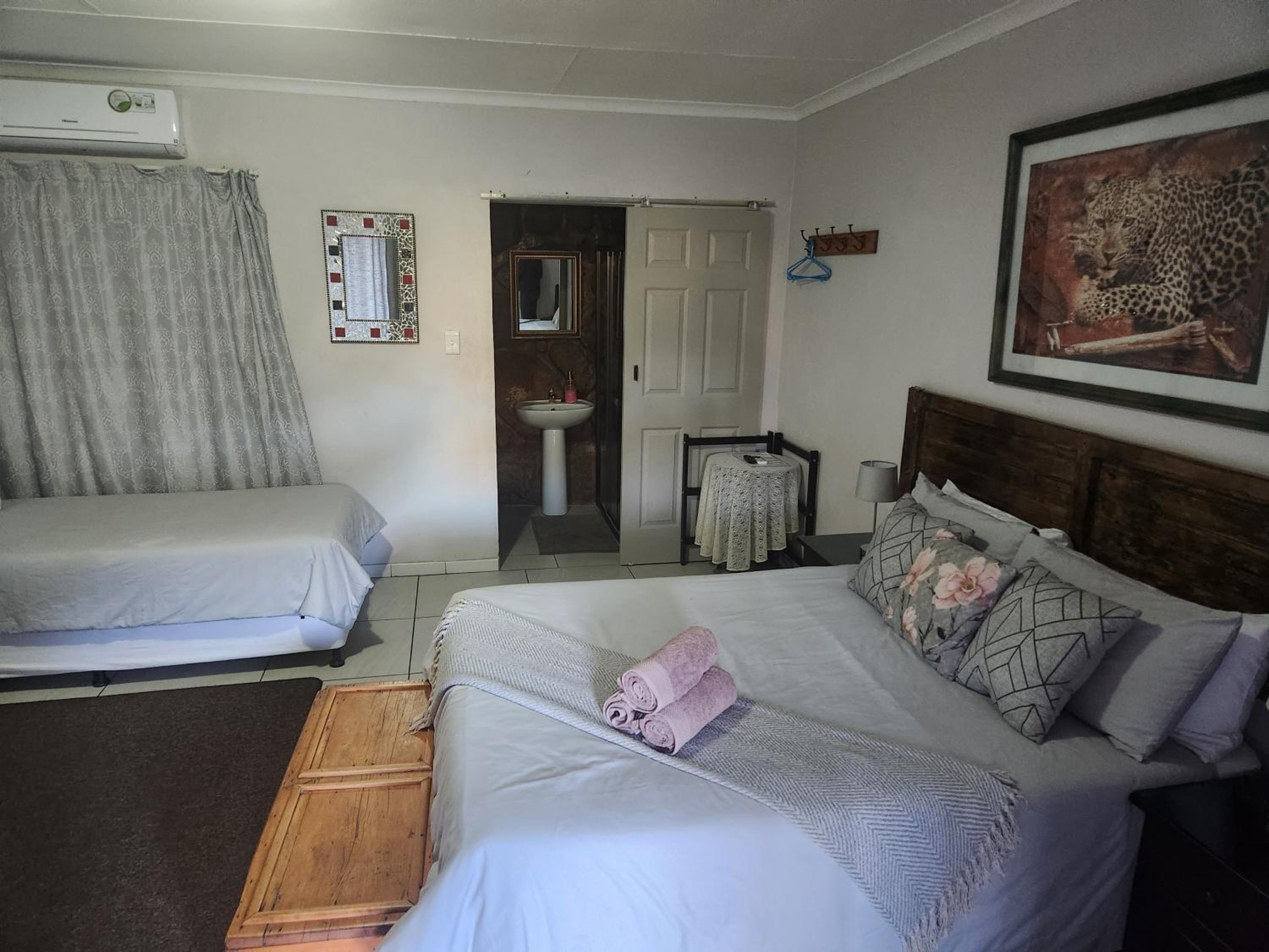 Deluxe Double Room (2 Adults + 1 Child) - Photo 3