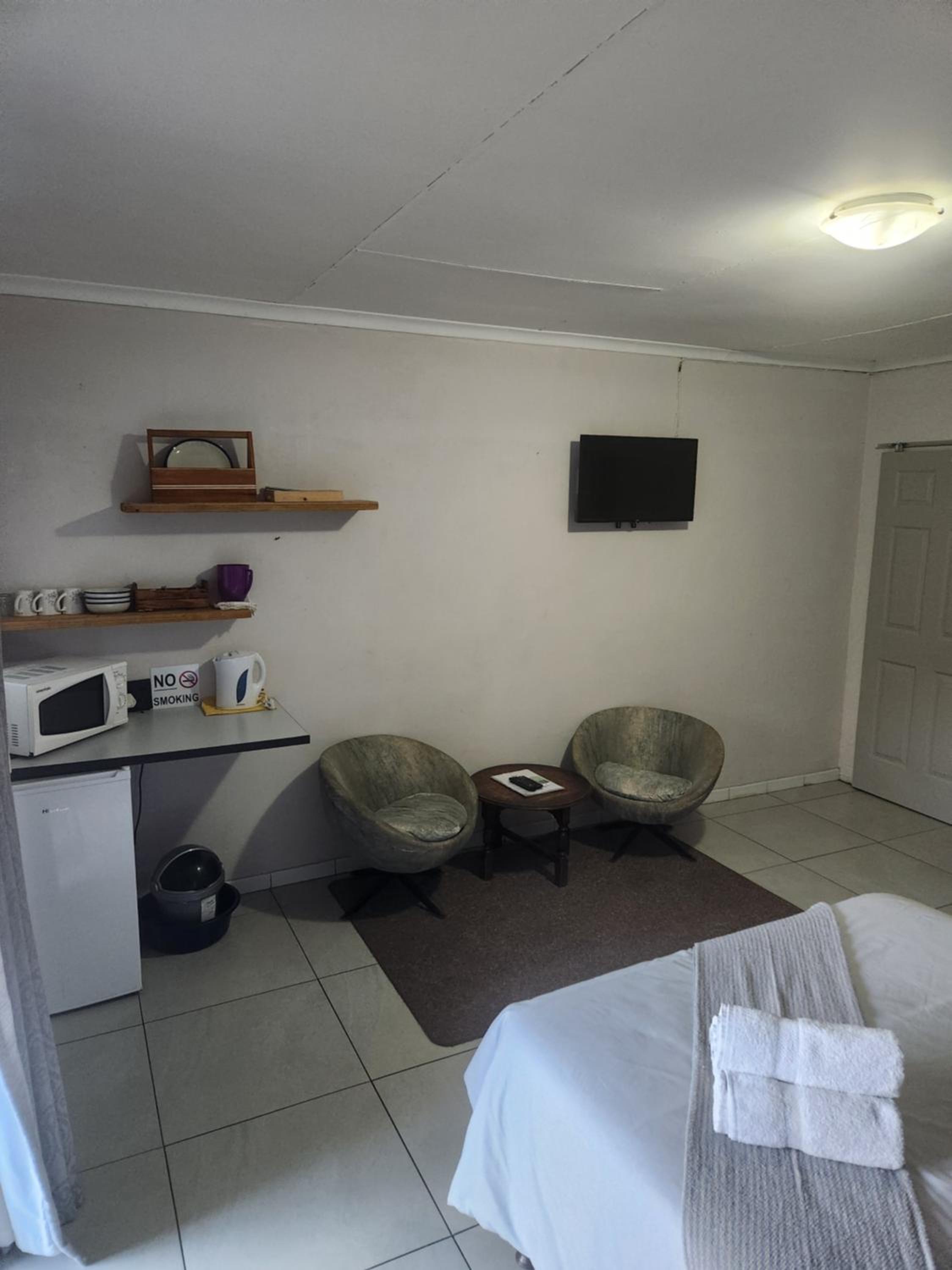 Deluxe Double Room (2 Adults + 1 Child) - Photo 2