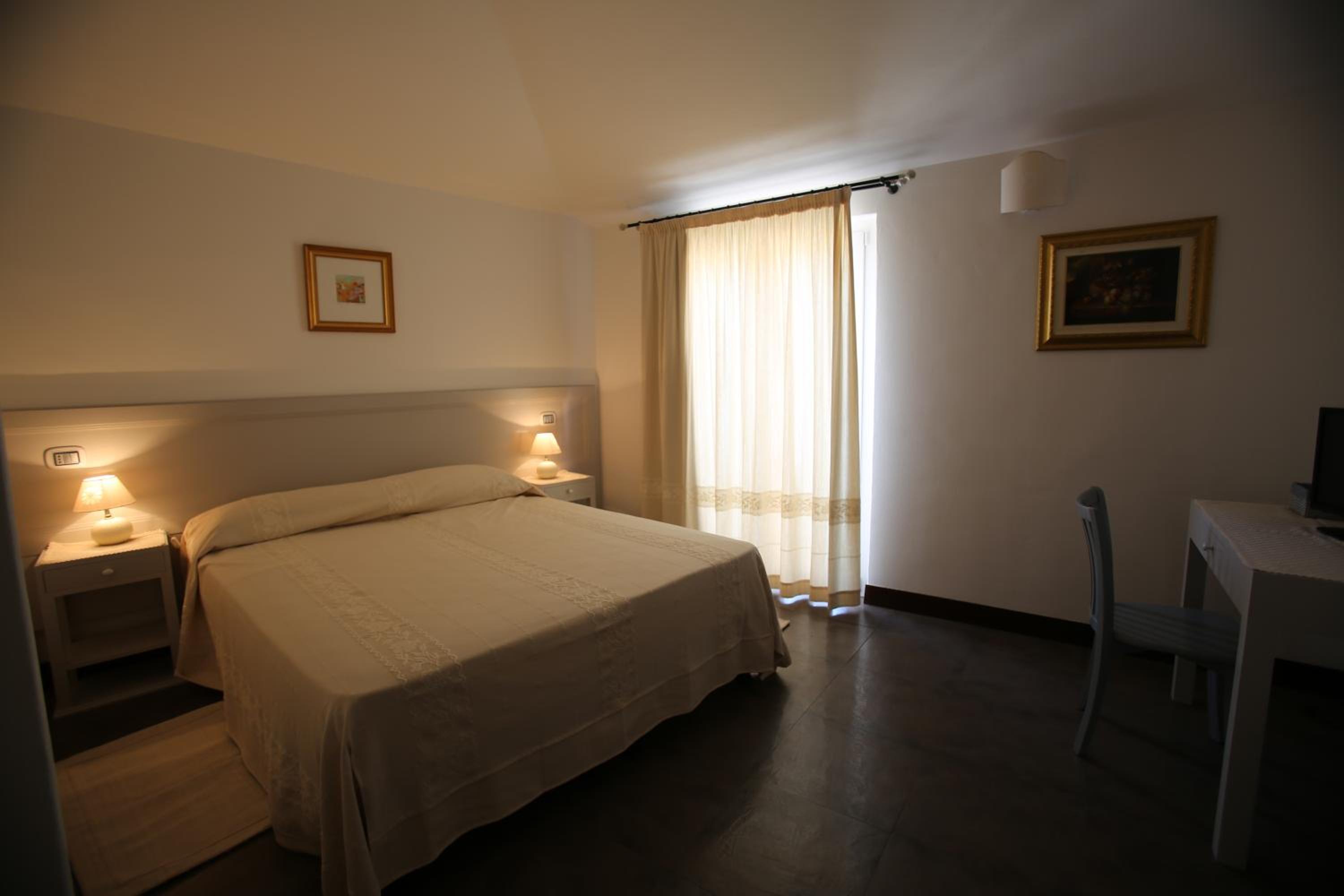 One-Bedroom Suite with Balcony - Photo 6