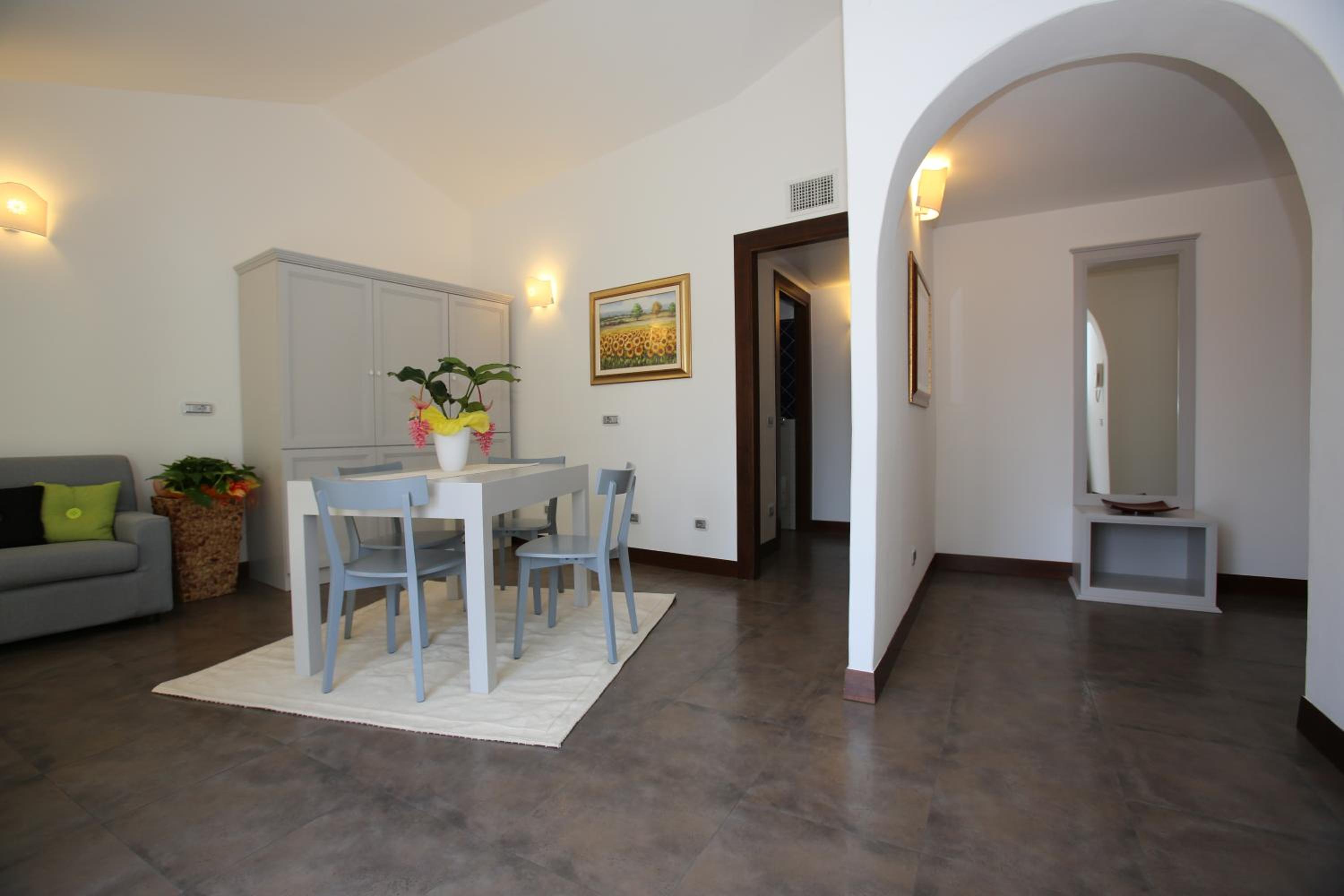 One-Bedroom Suite with Balcony - Photo 2