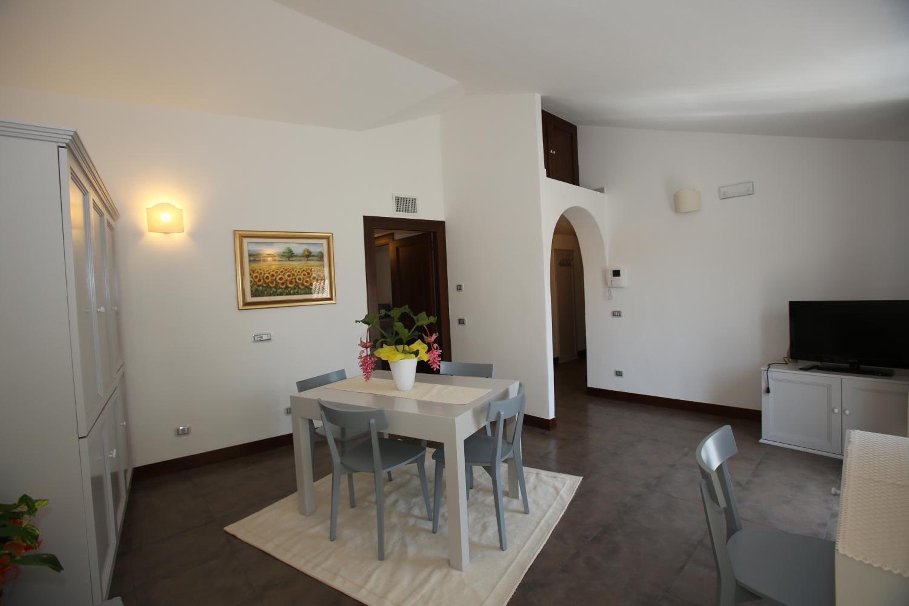 One-Bedroom Suite with Balcony - Photo 4