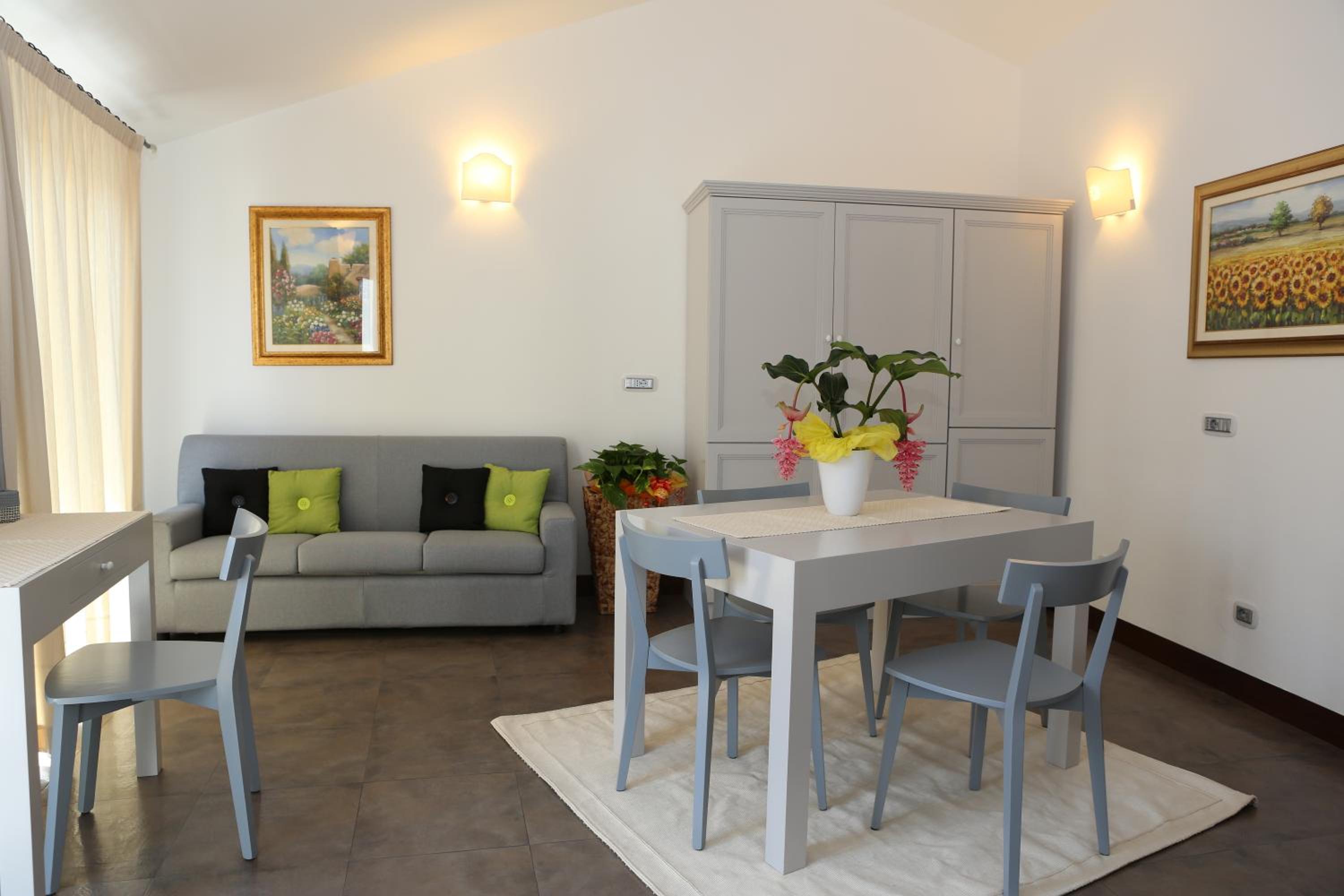 One-Bedroom Suite with Balcony - Photo 3