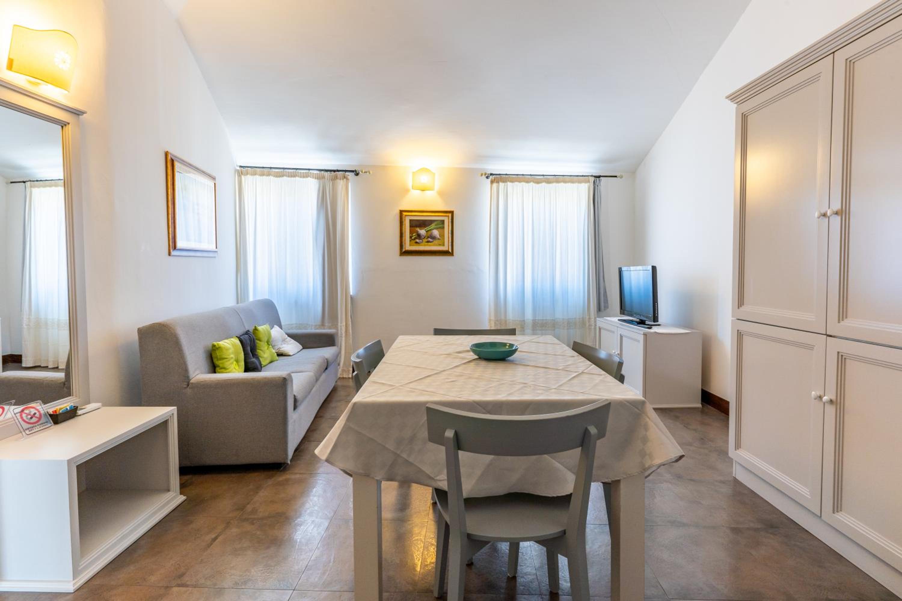 One-Bedroom Suite - Photo 6
