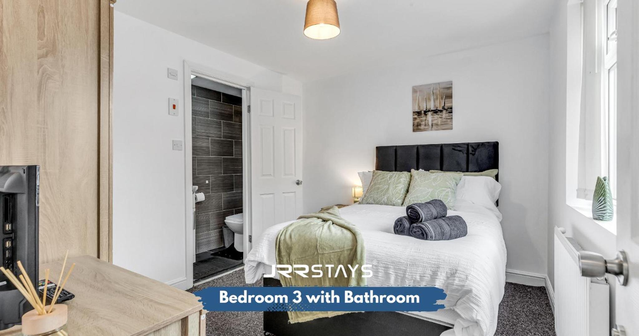 Six-Bedroom House photo 1