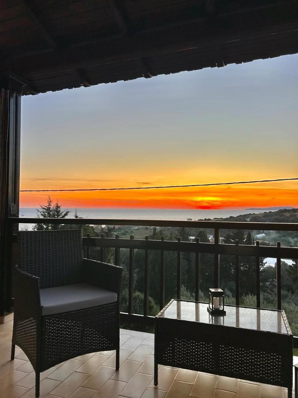 One-Bedroom Apartment with Balcony and Sea View photo 3