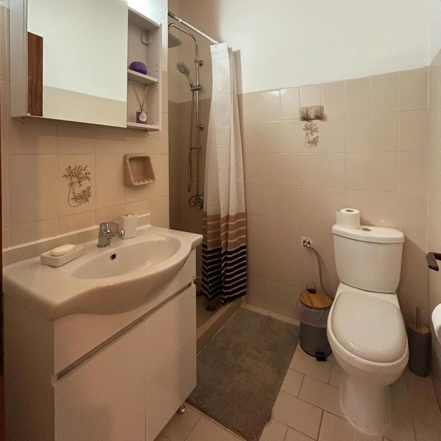 One-Bedroom Apartment with Balcony and Sea View photo 3