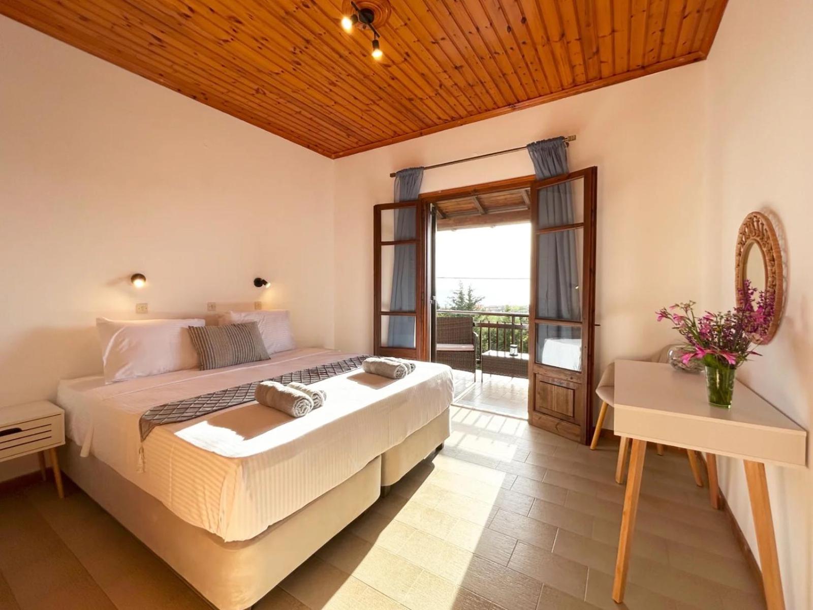One-Bedroom Apartment with Sea View and Balcony photo 1