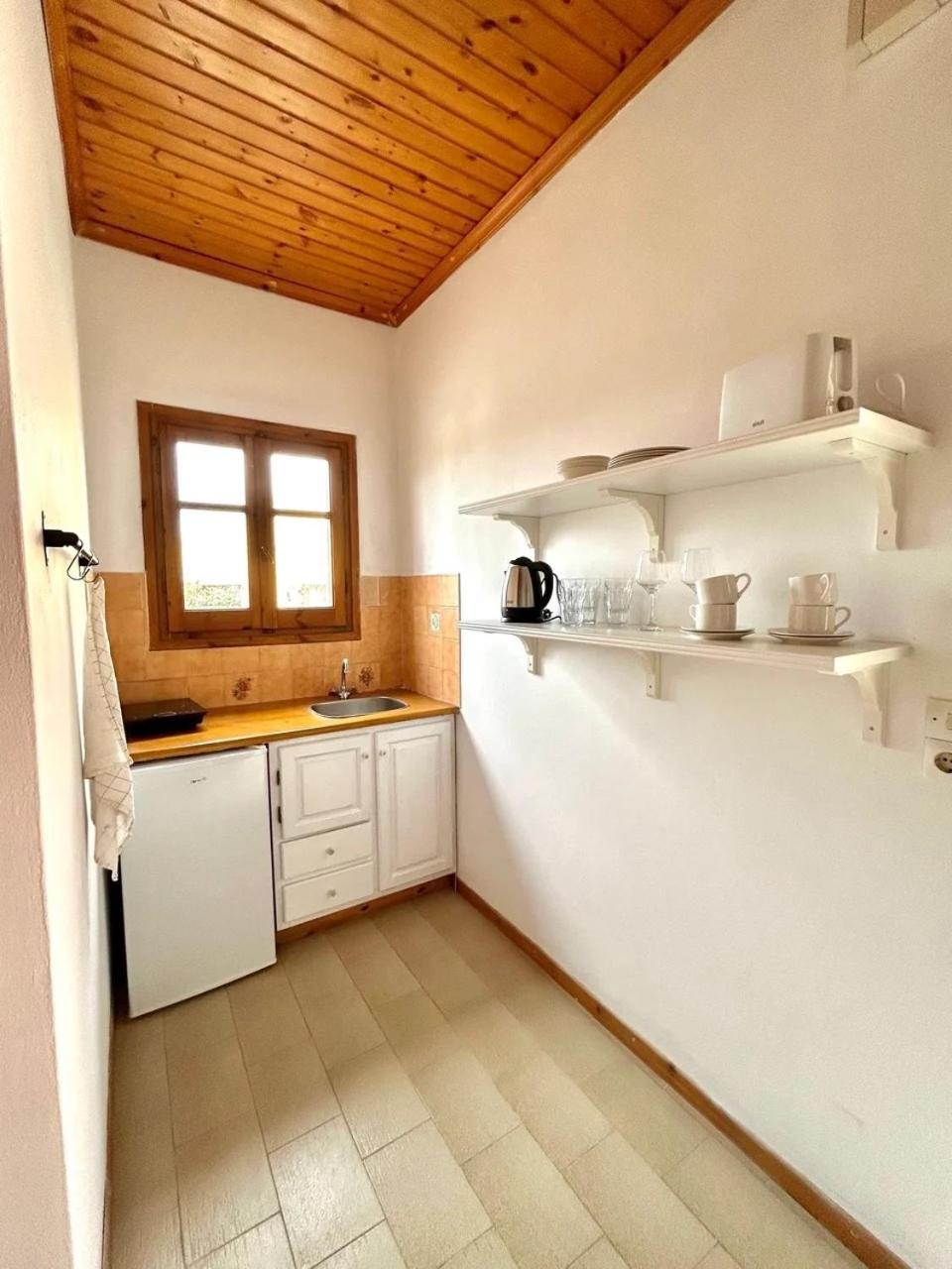 One-Bedroom Apartment with Balcony and Sea View photo 3