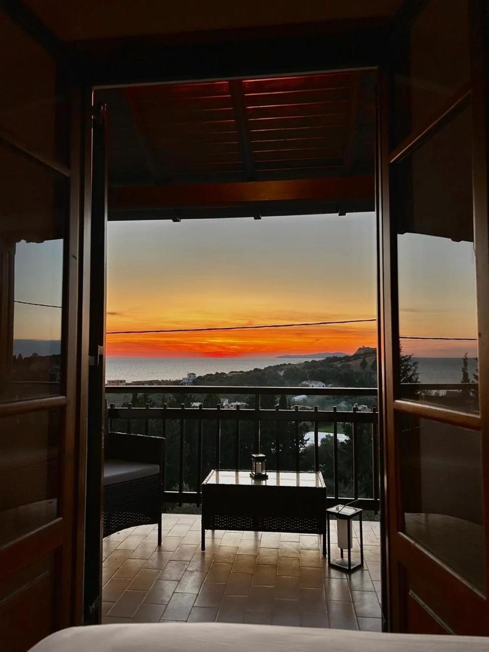 One-Bedroom Apartment with Balcony and Sea View photo 2