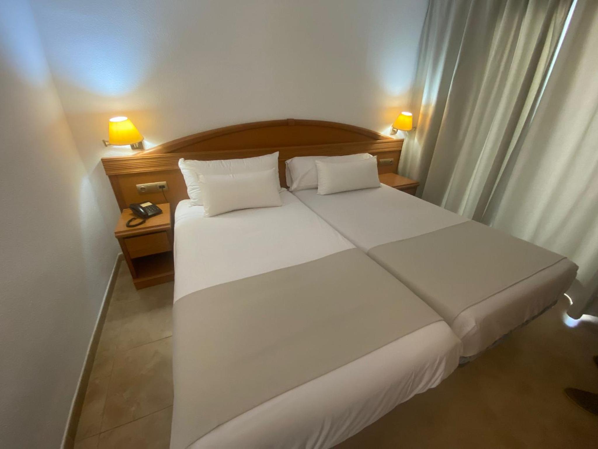 Apartamento de Dos Habitaciones con Vista lateral al mar y Terraza (3 adultos + 1 niño)