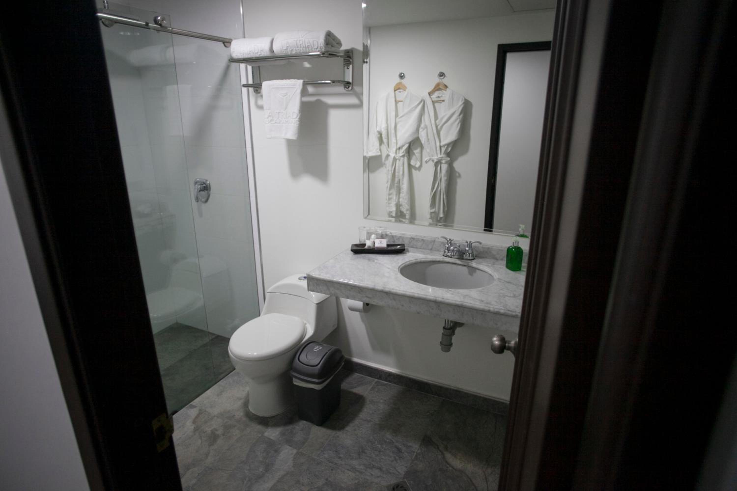 Double Room - Photo 8