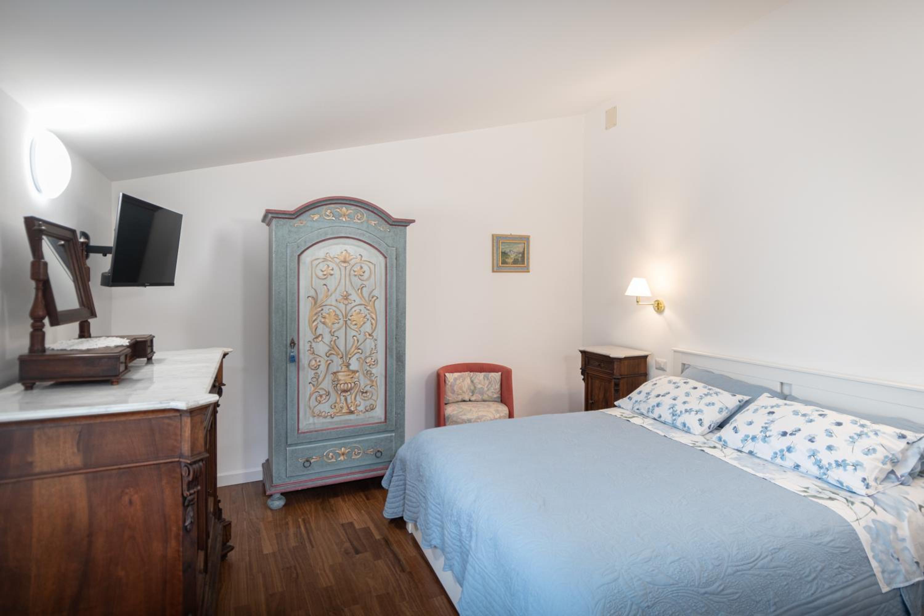 Deluxe One-Bedroom Apartment