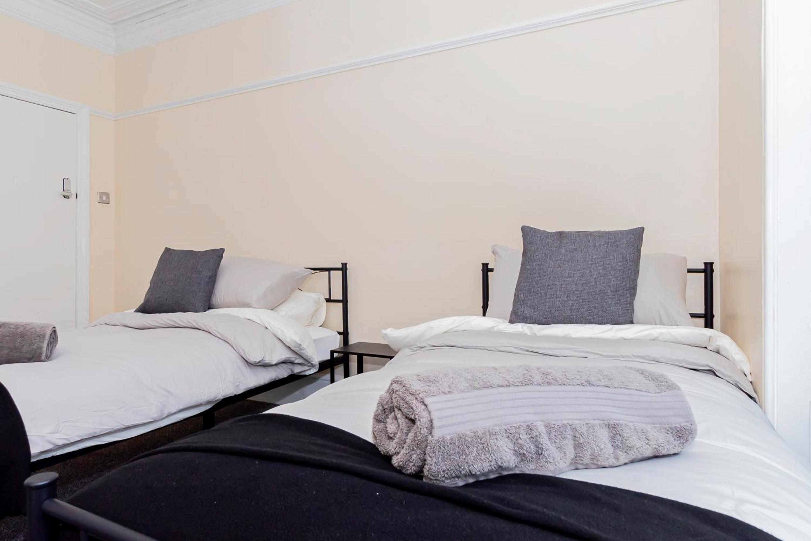 Standard Twin Room with Shared Bathroom photo 1