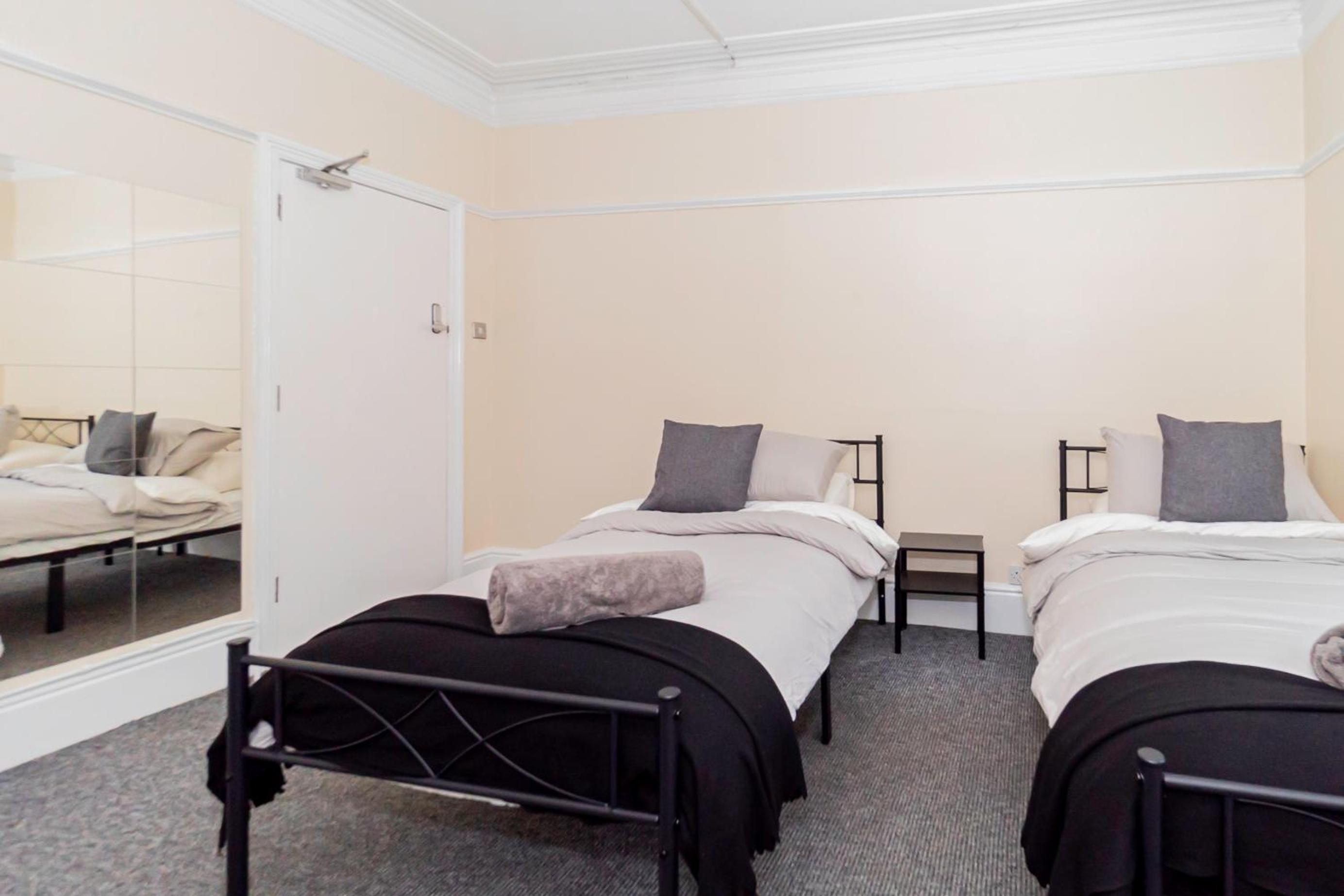 Standard Twin Room with Shared Bathroom photo 2