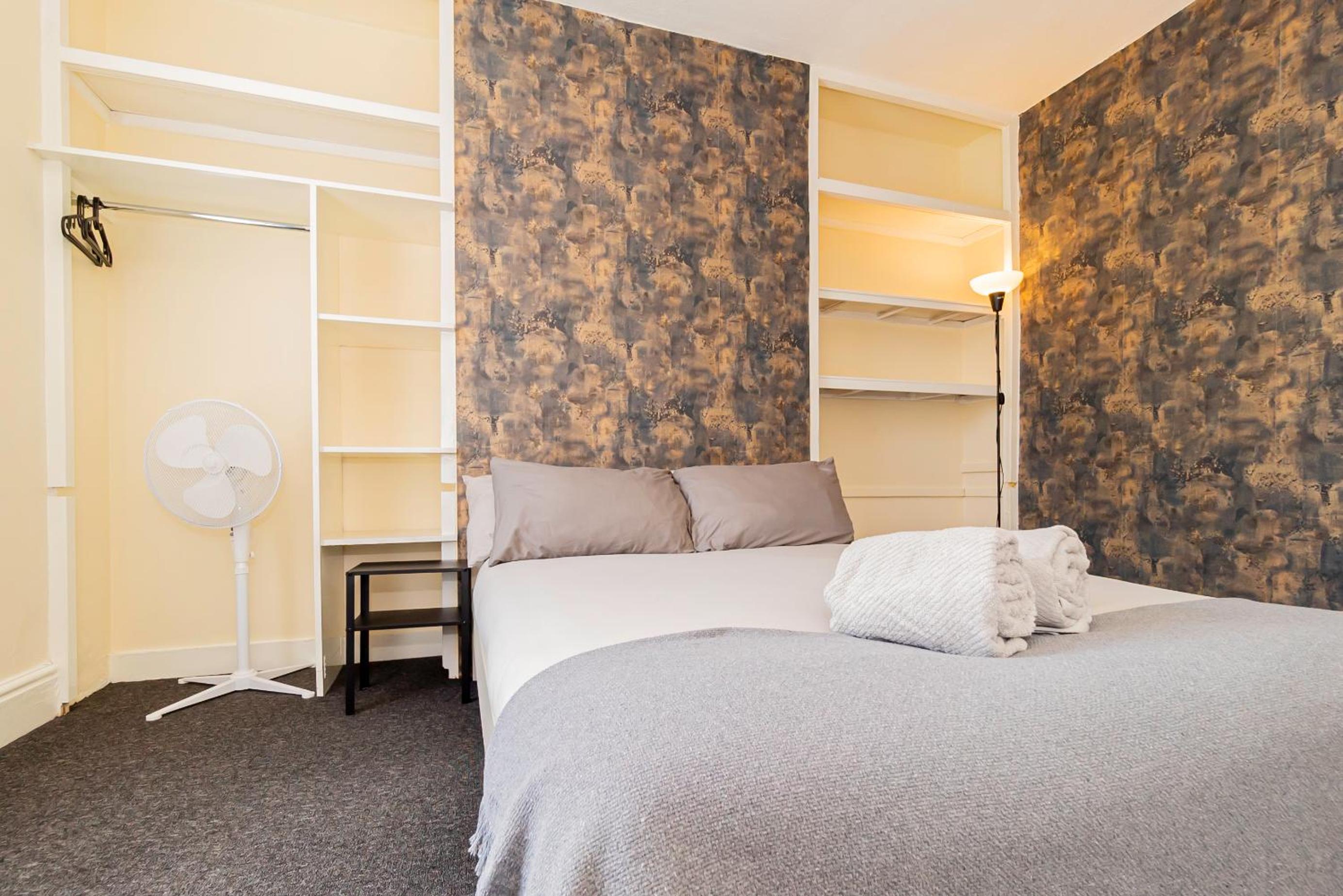 Double Room with Shared Bathroom photo 2