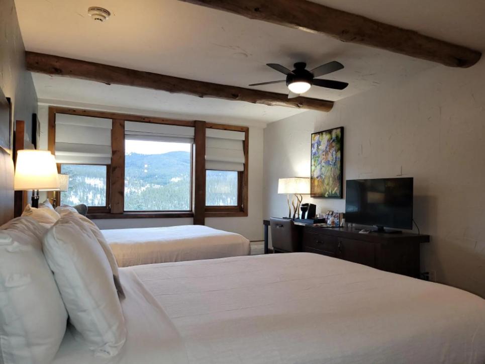 Queen Room with Two Queen Beds with Mountain View - Photo 4