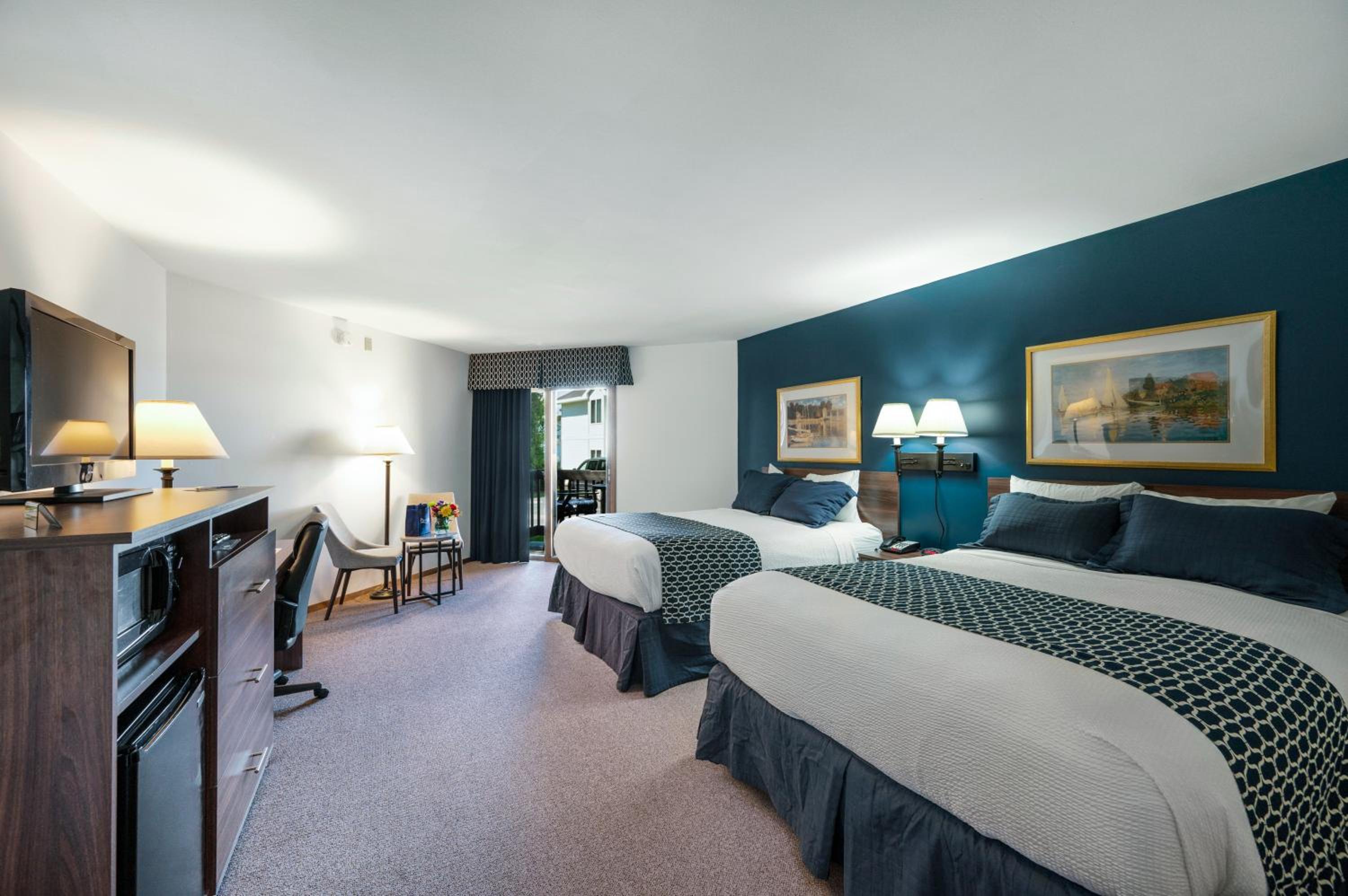 Queen Room with Two Queen Beds photo 3