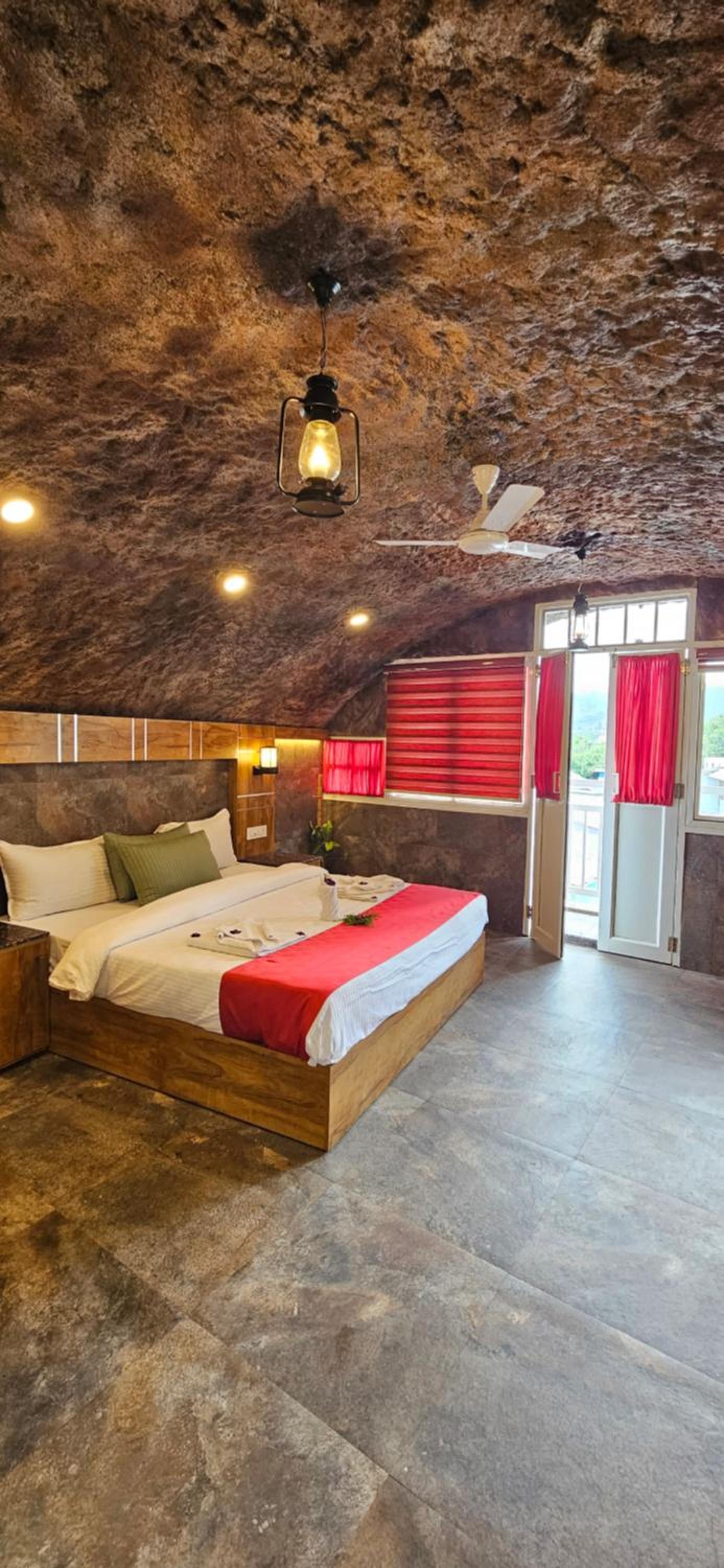 King Room with Balcony - Photo 8