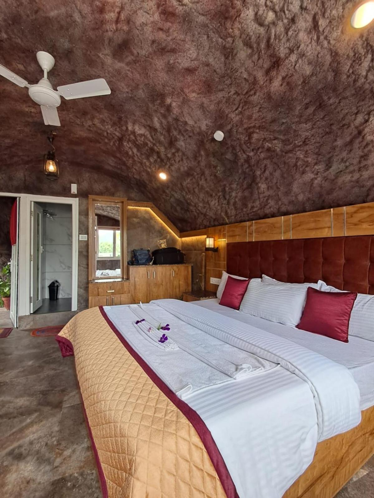 King Room with Balcony - Photo 7