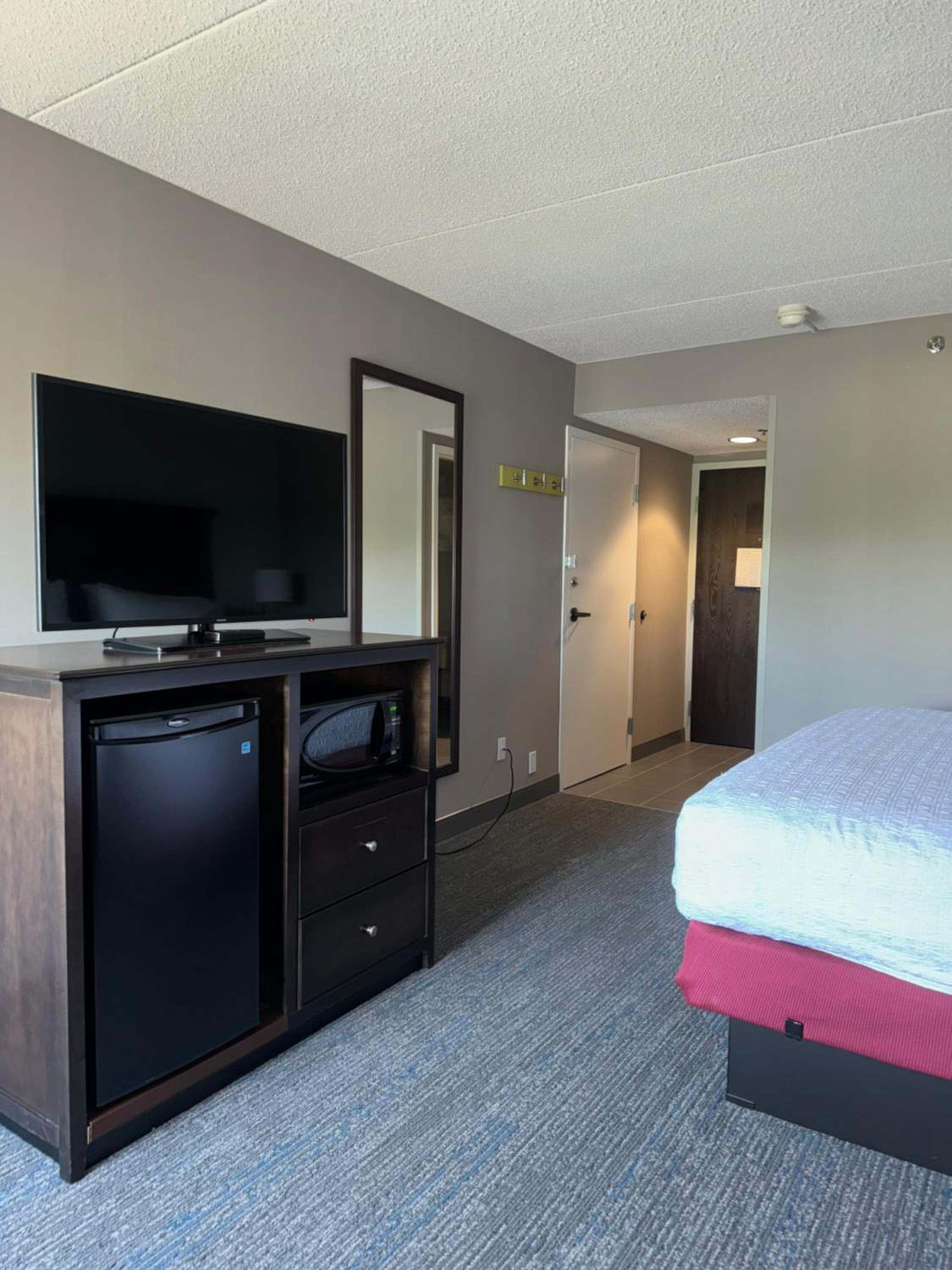 King Room with Sofa Bed - Non-Smoking - Photo 3