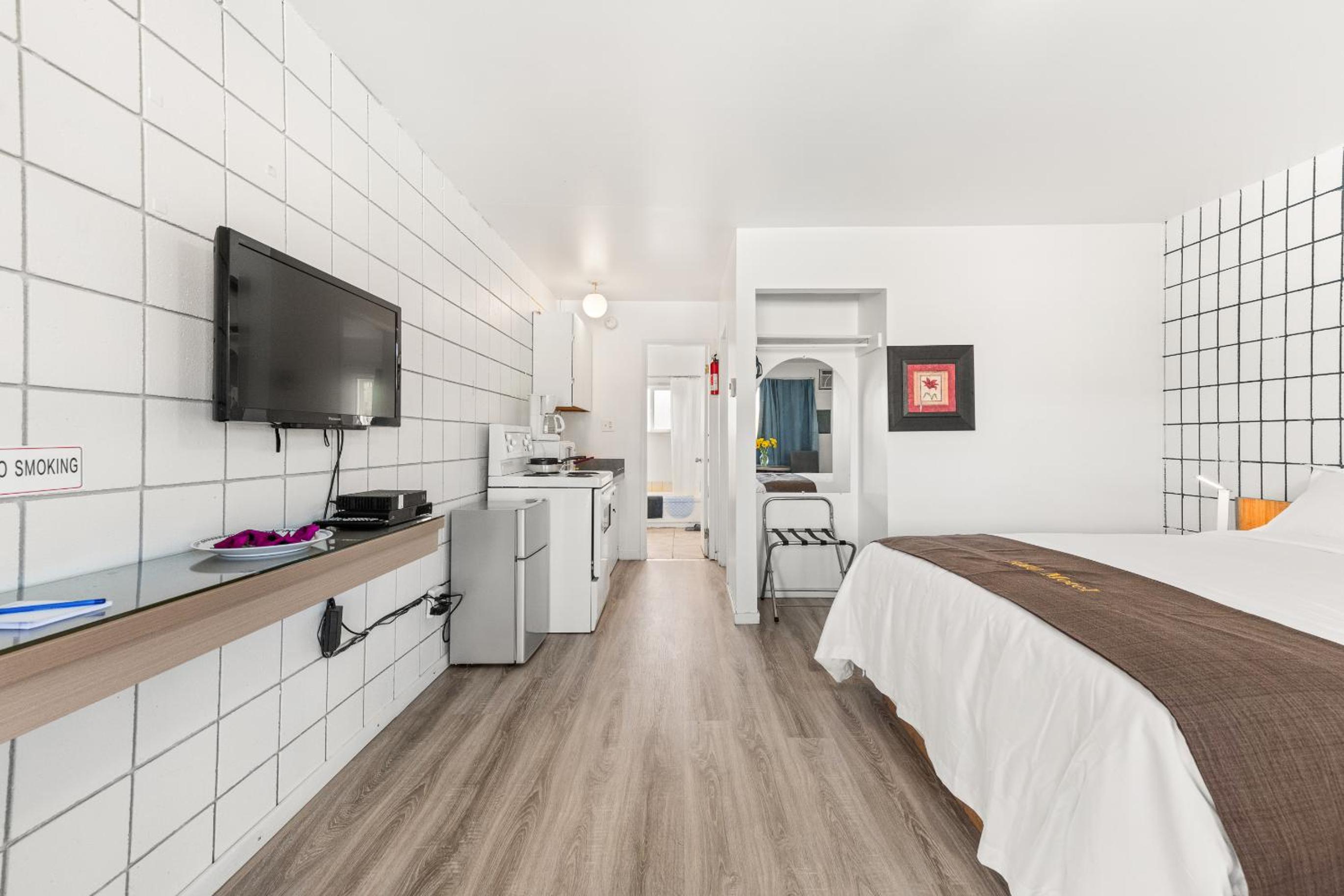 One Bedroom Suite-Two beds-Full Kitchen photo 3