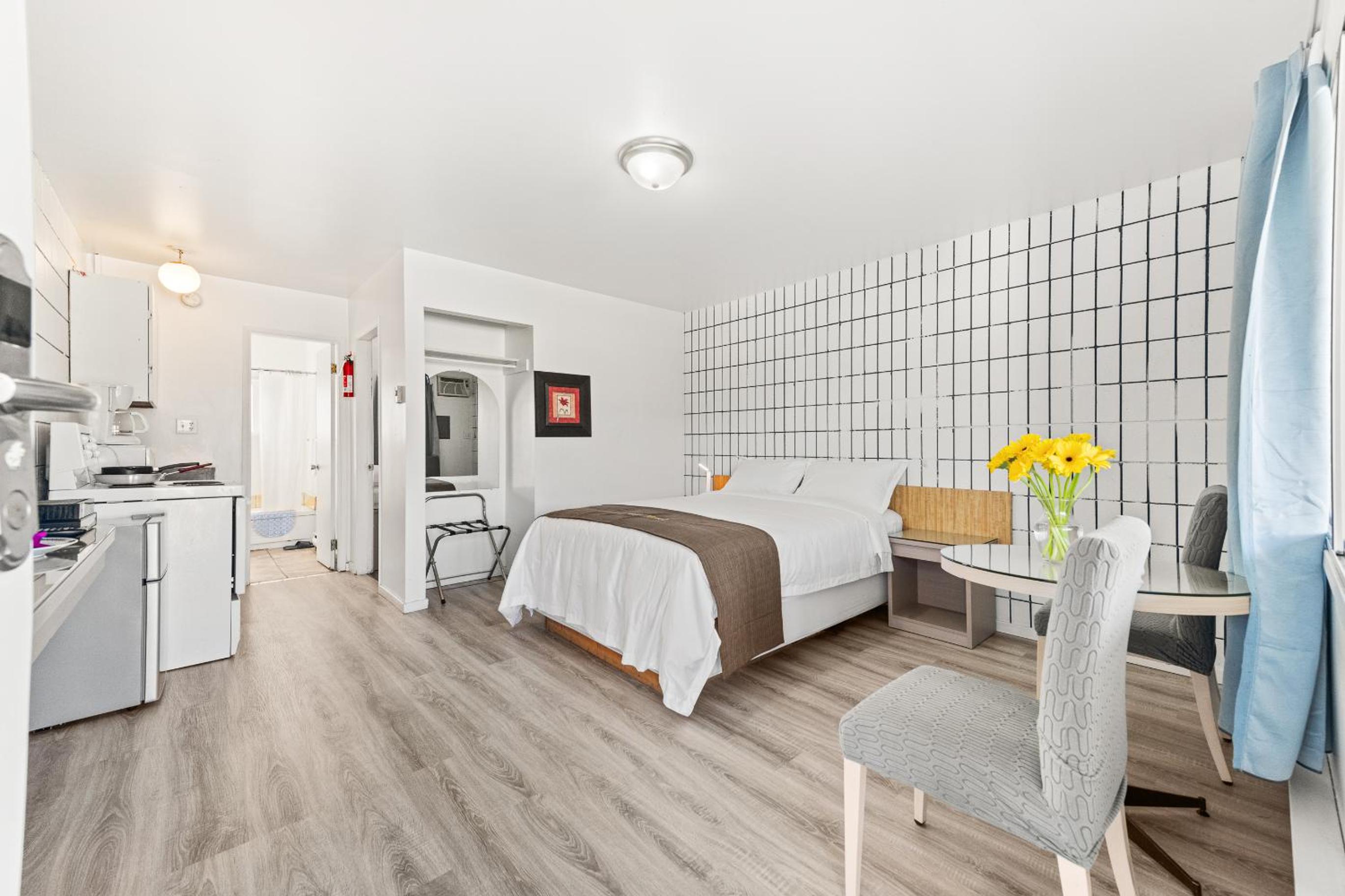 One Bedroom Suite-Two beds-Full Kitchen photo 2