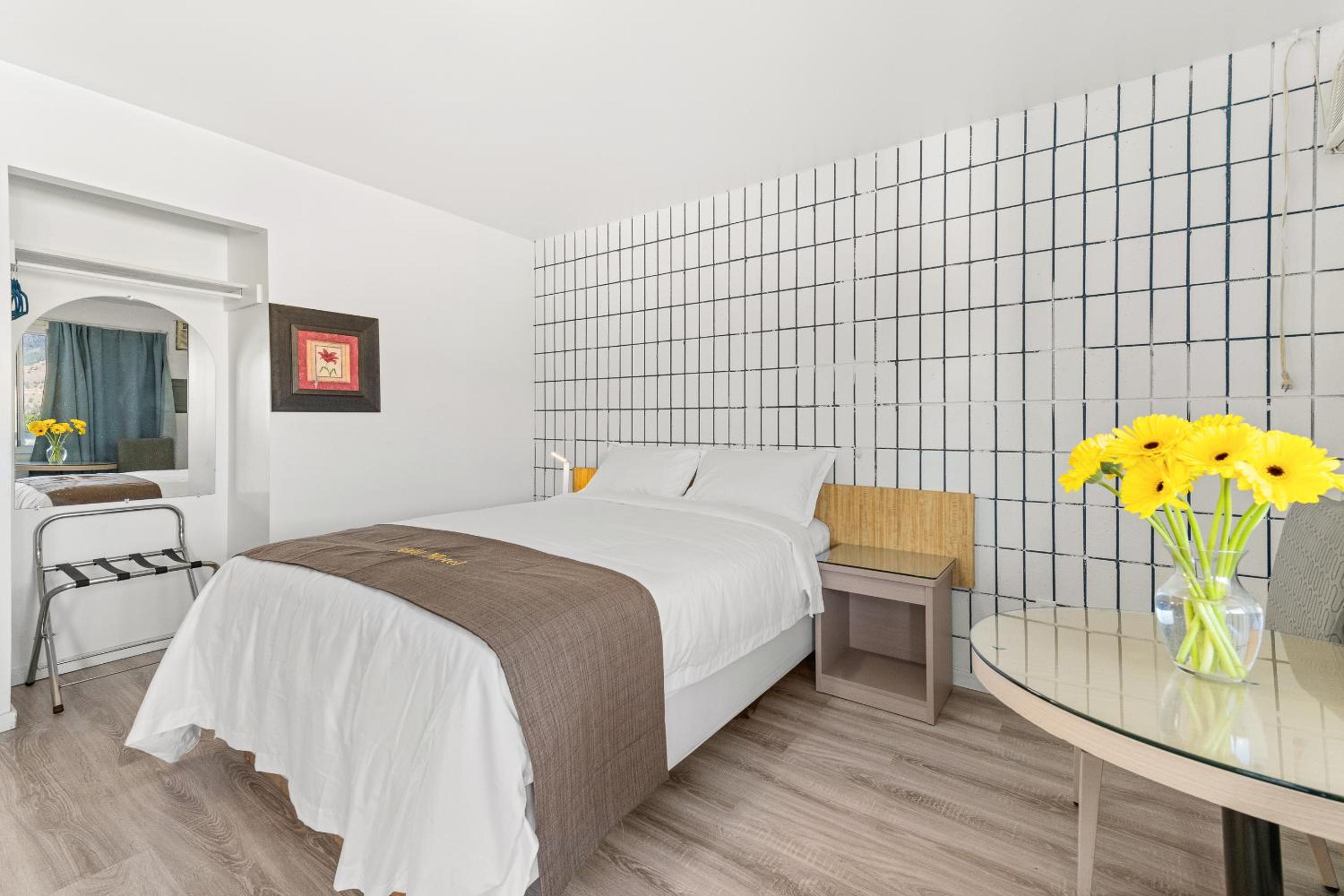 One Bedroom Suite-Two beds-Full Kitchen photo 1