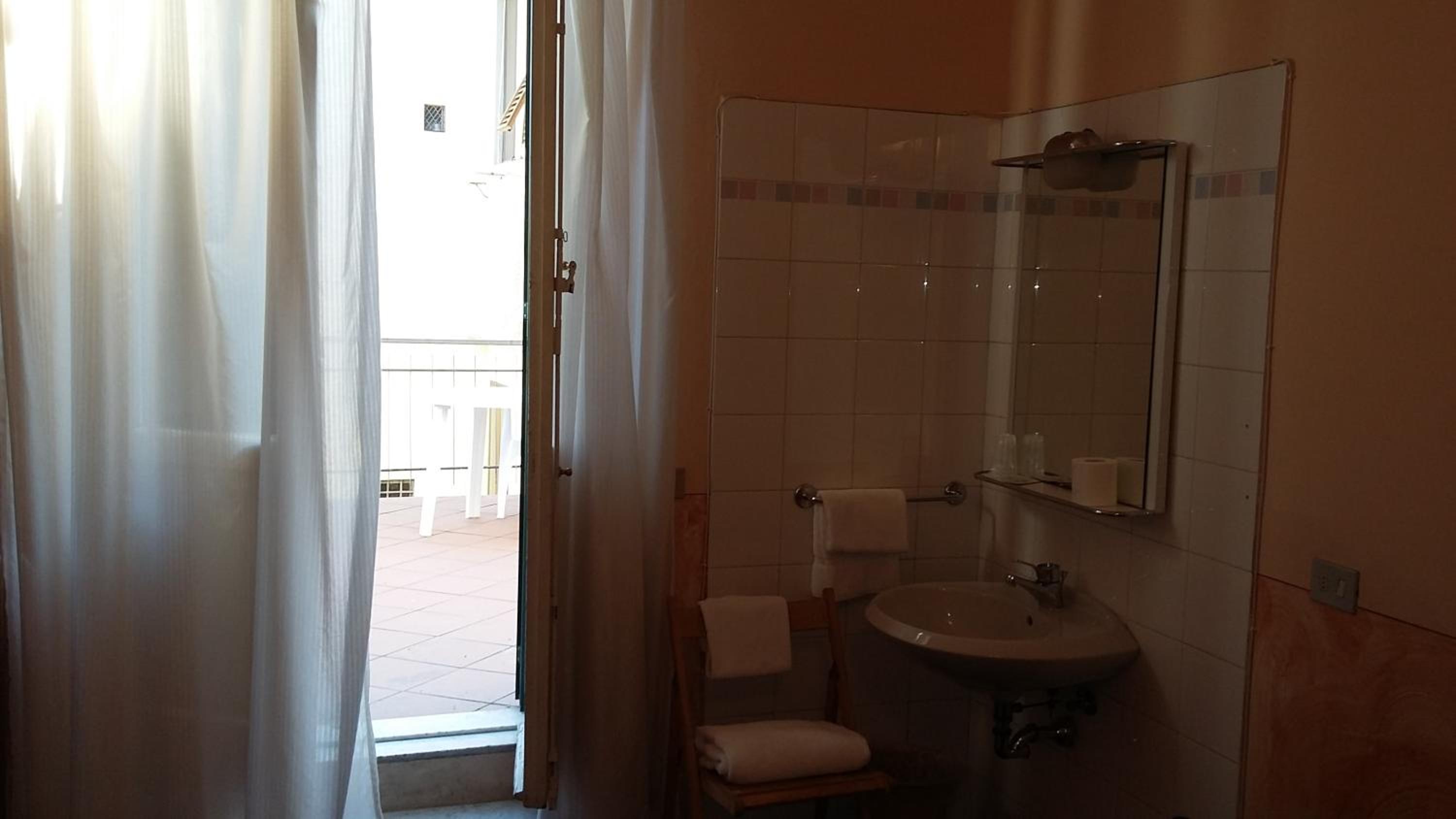 Economy Twin Room with Shared Bathroom photo 2