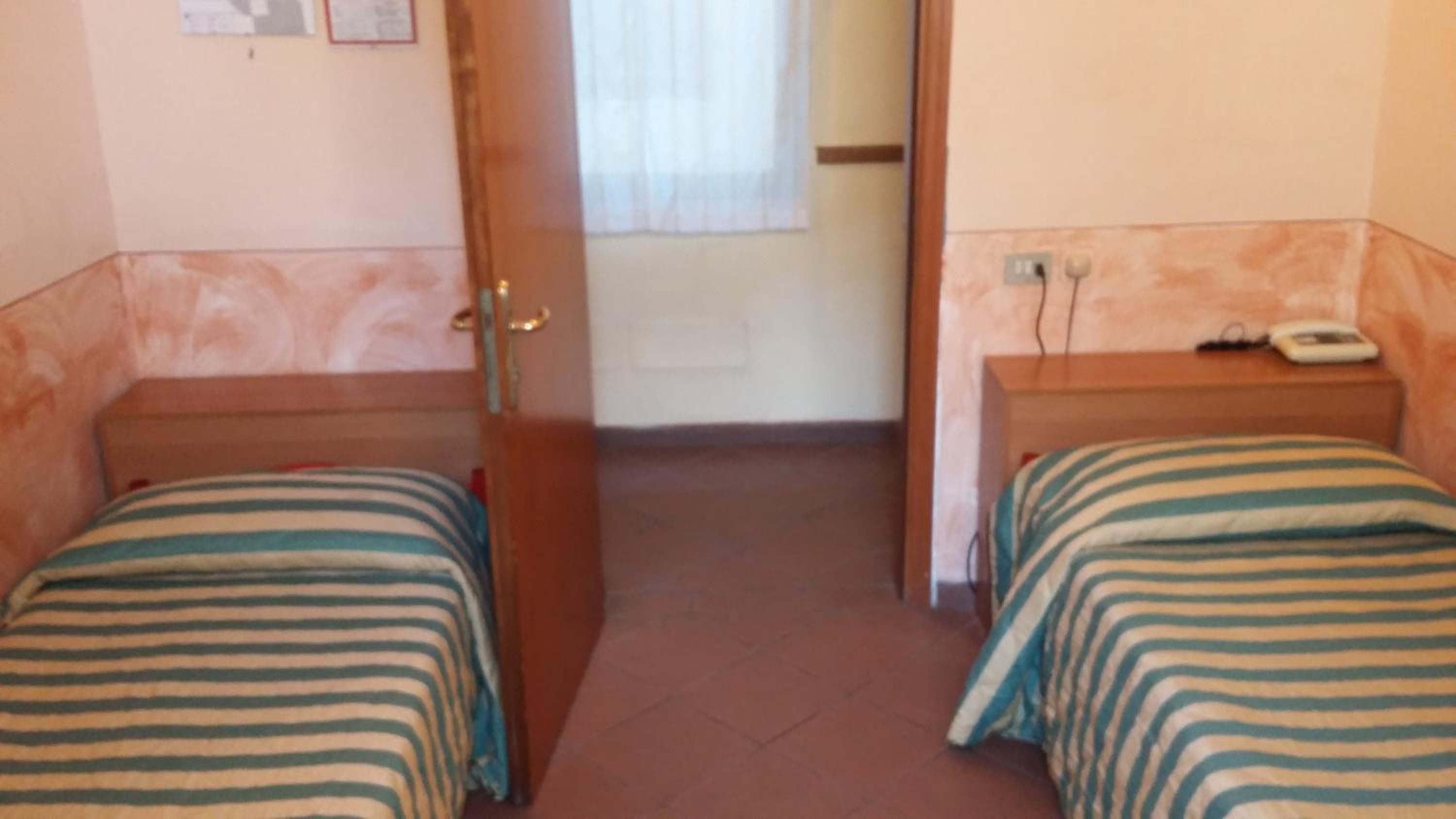 Economy Twin Room with Shared Bathroom photo 3