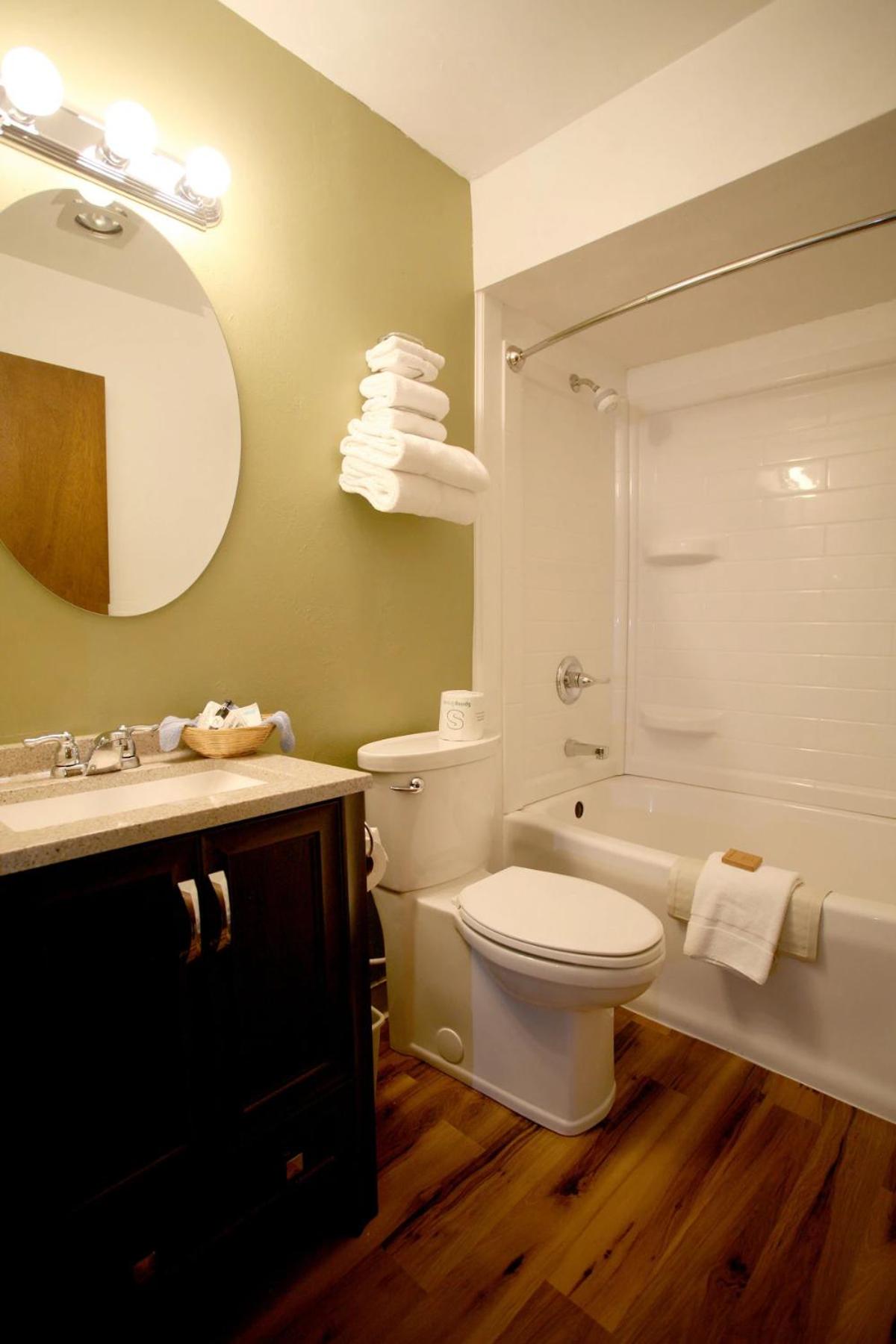 Queen Room with Two Queen Beds - Lake View photo 3