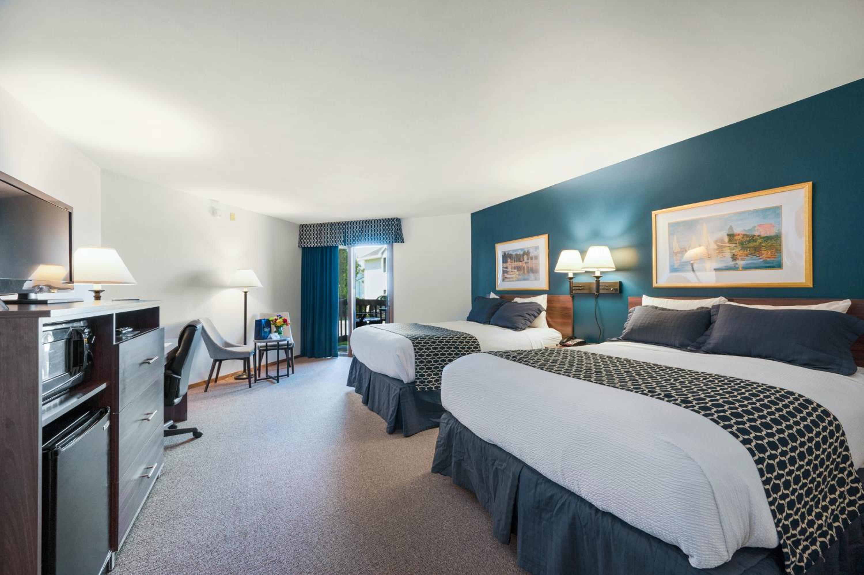Queen Room with Two Queen Beds - Lake View photo 1