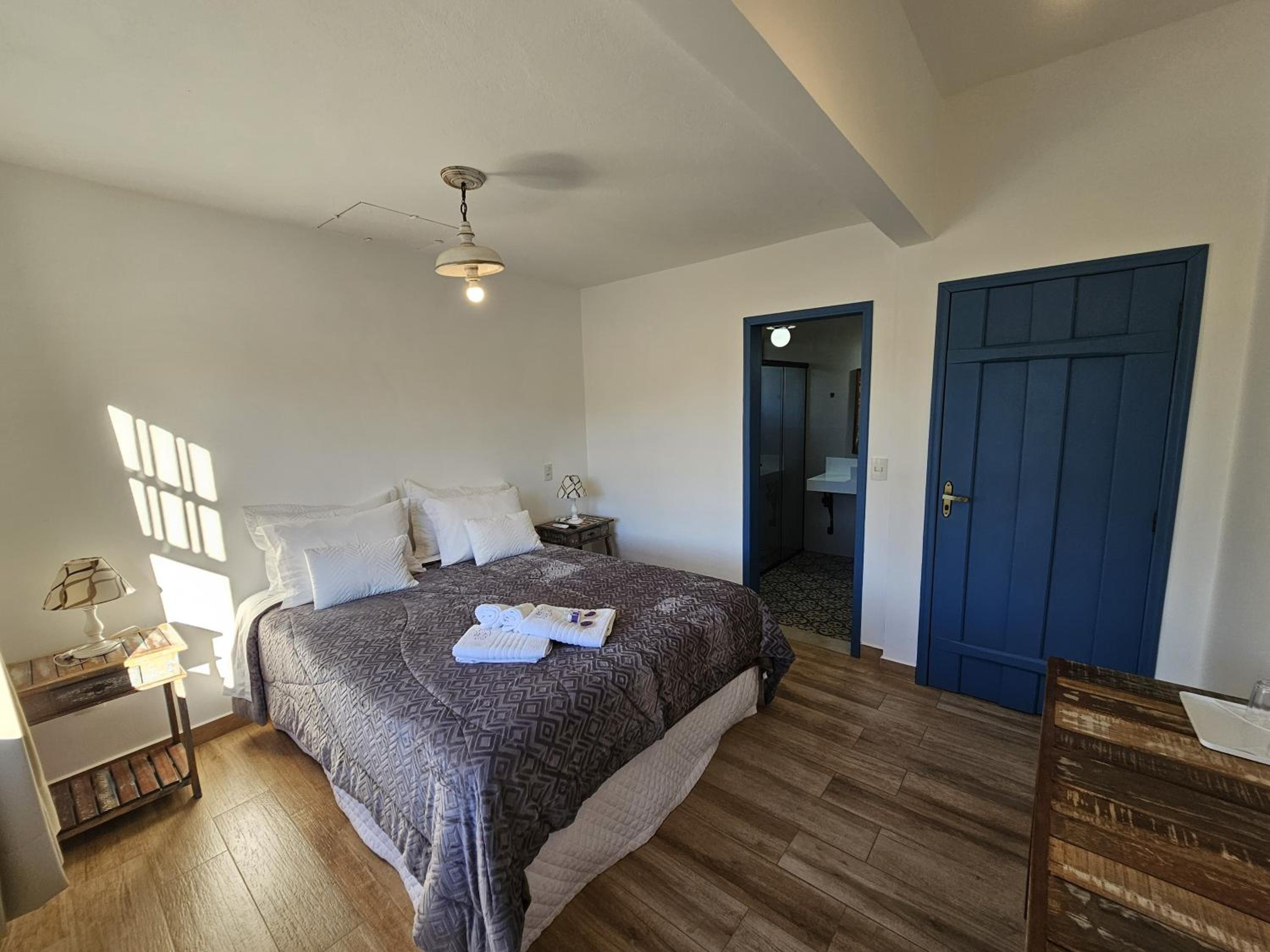 Queen Room photo 2