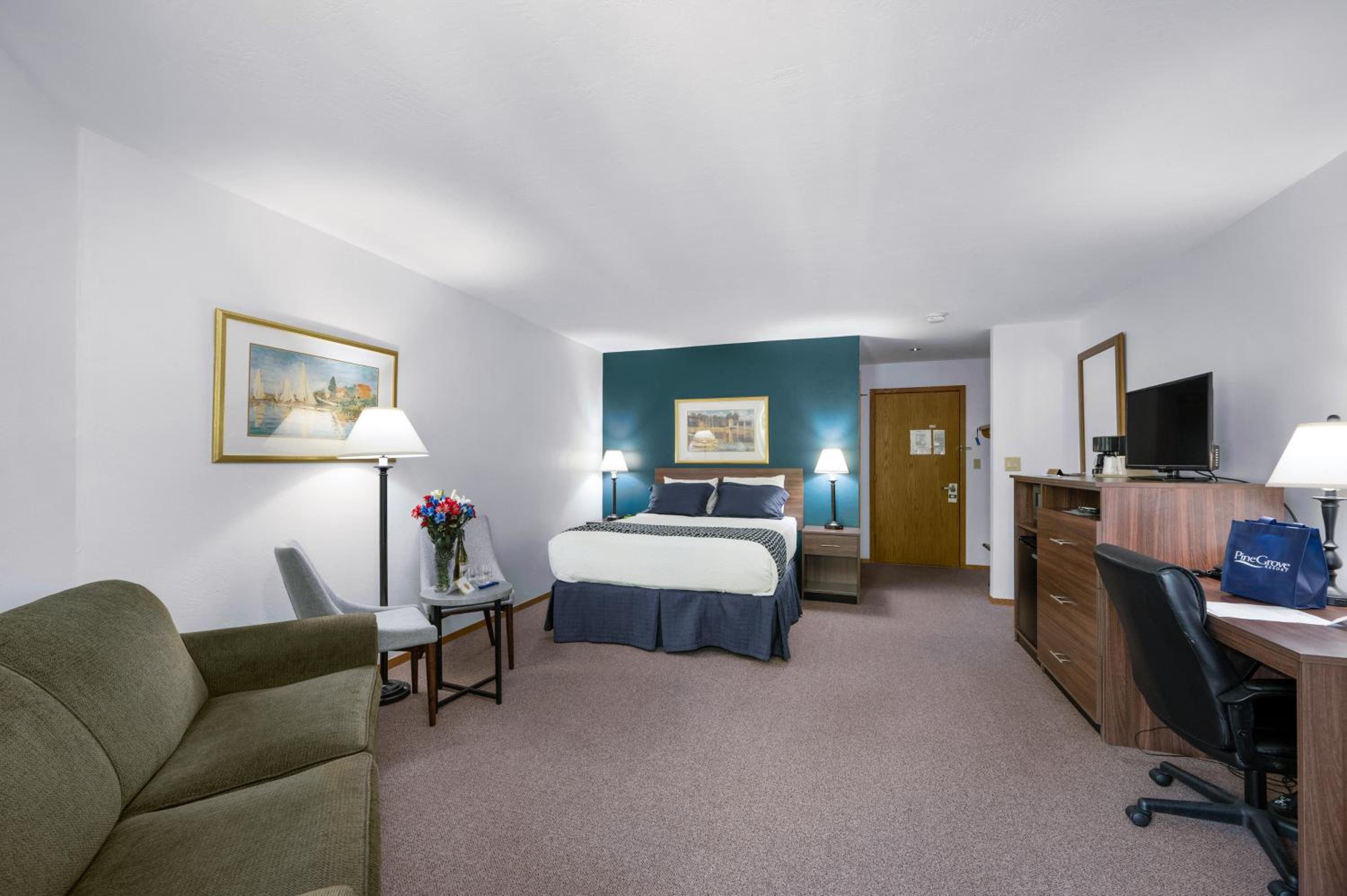 Queen Room photo 1