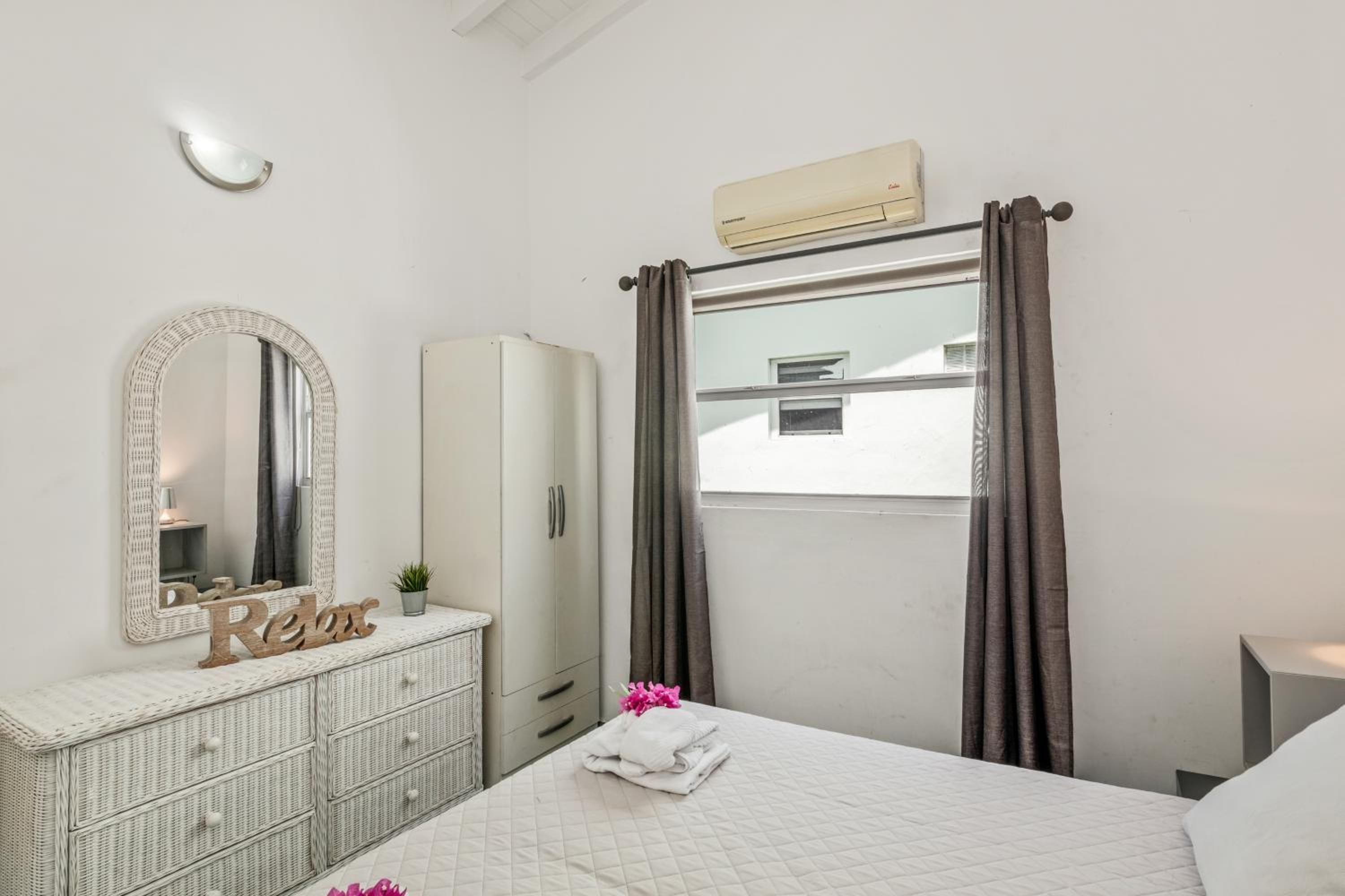 One-Bedroom Apartment with Pool View photo 3