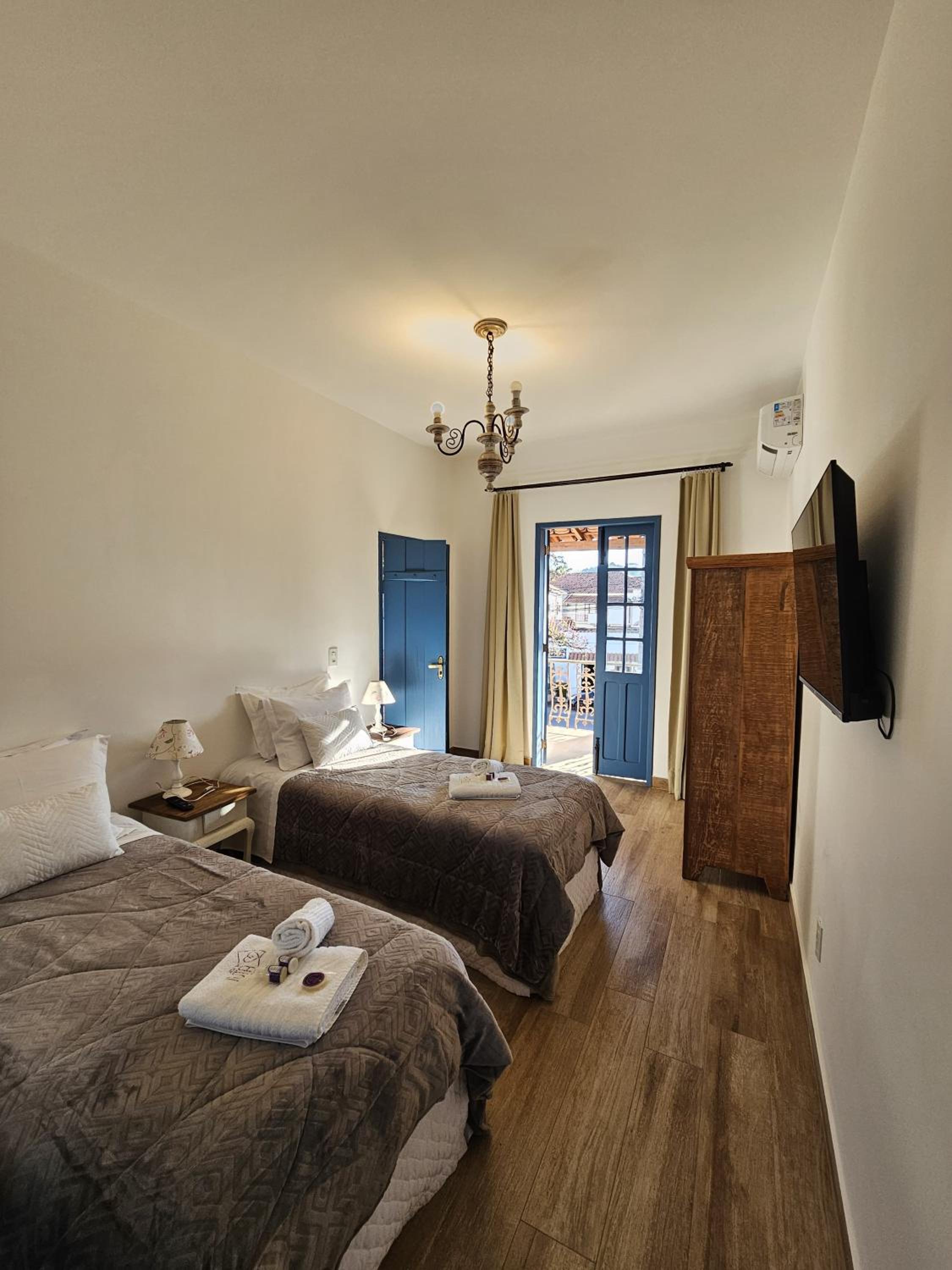 Queen Room with Balcony photo 1