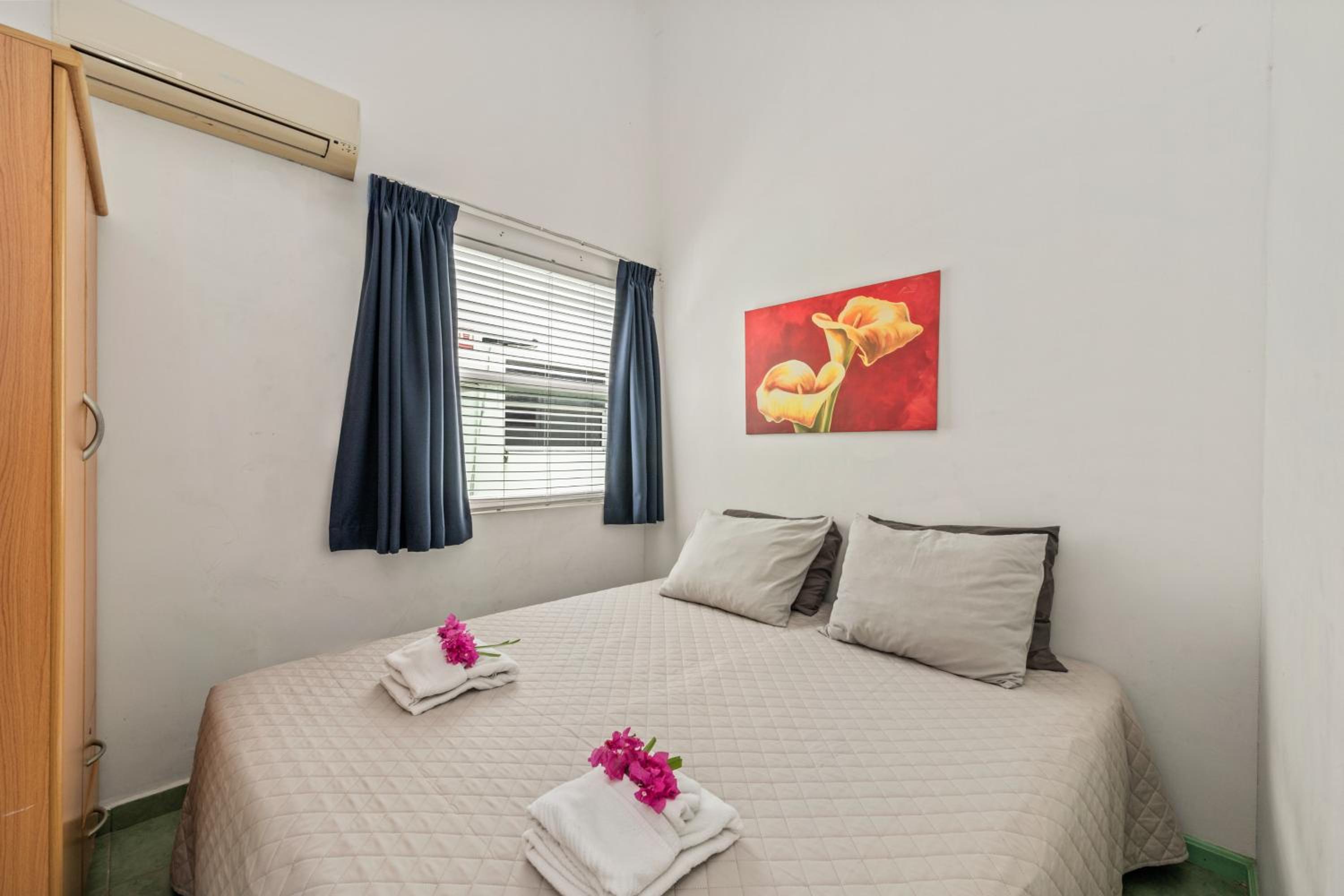 Two-Bedroom Apartment with Pool View photo 2