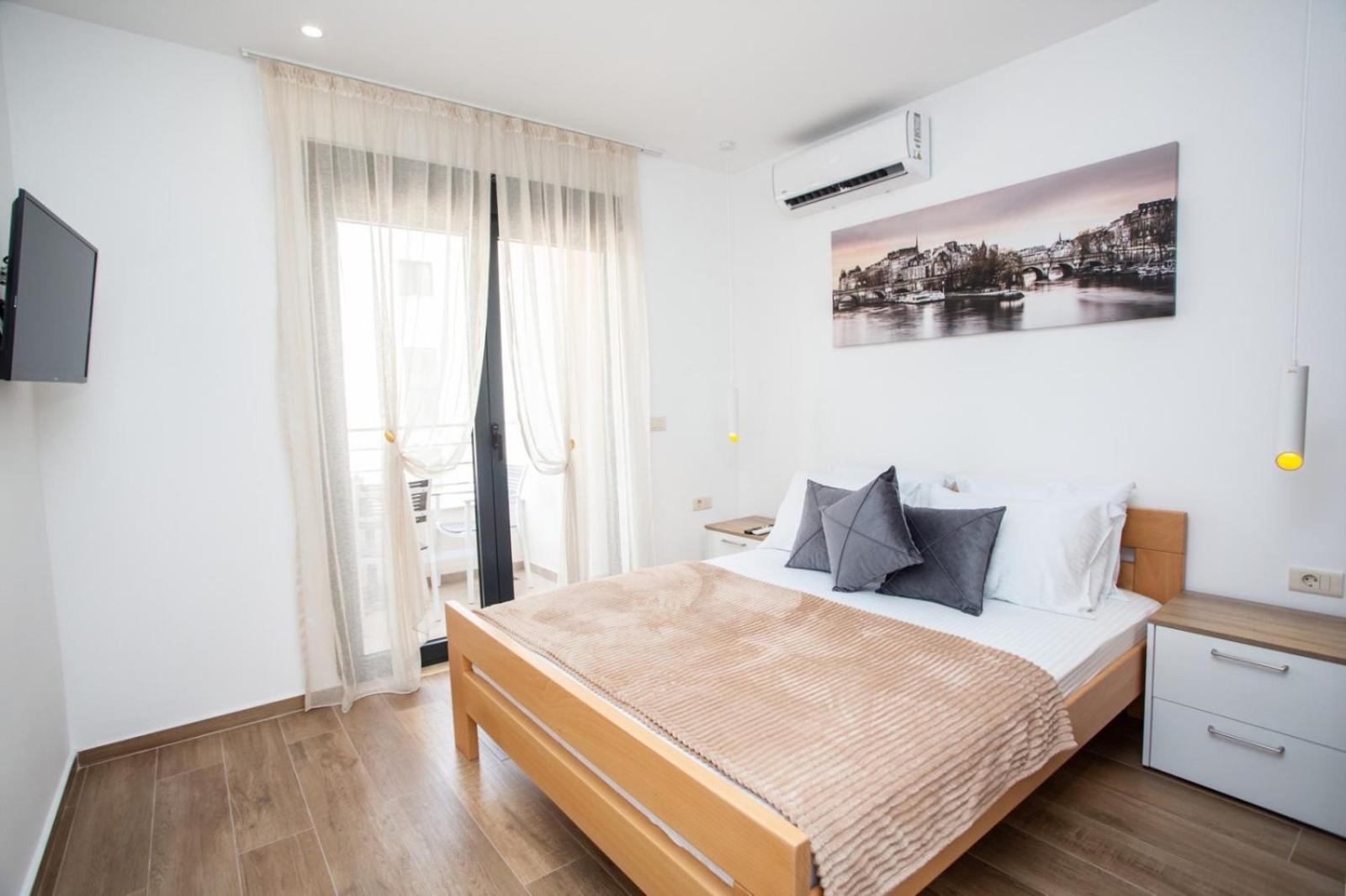 One-Bedroom Apartment with Balcony photo 2