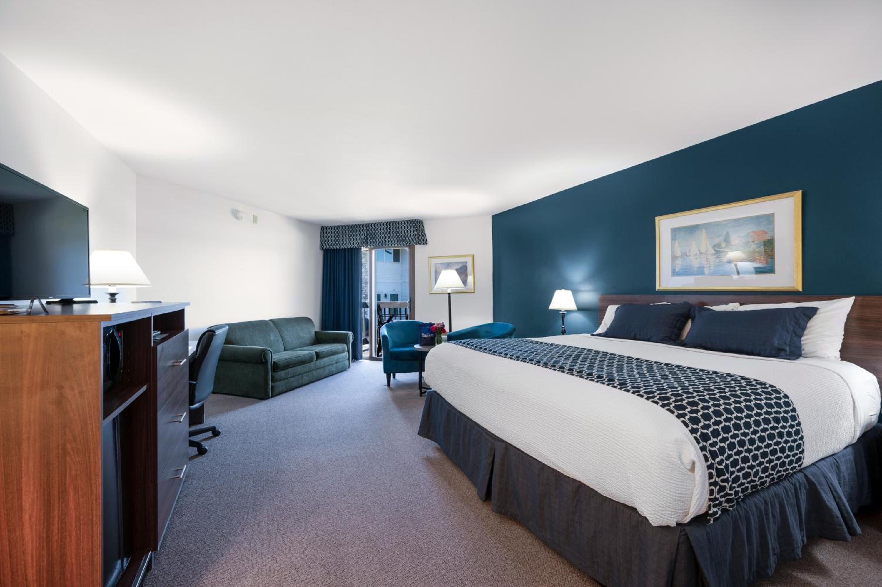Deluxe King Room with Lake View photo 3