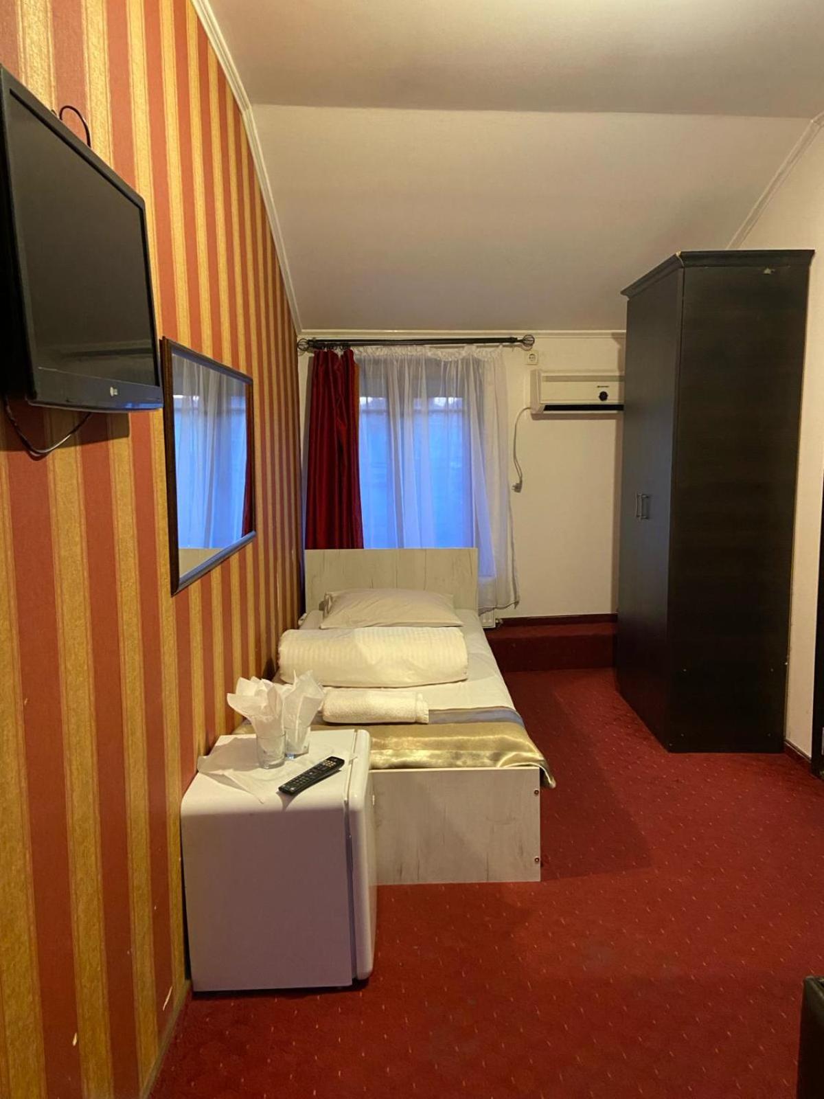 Twin Room With Shower photo 3