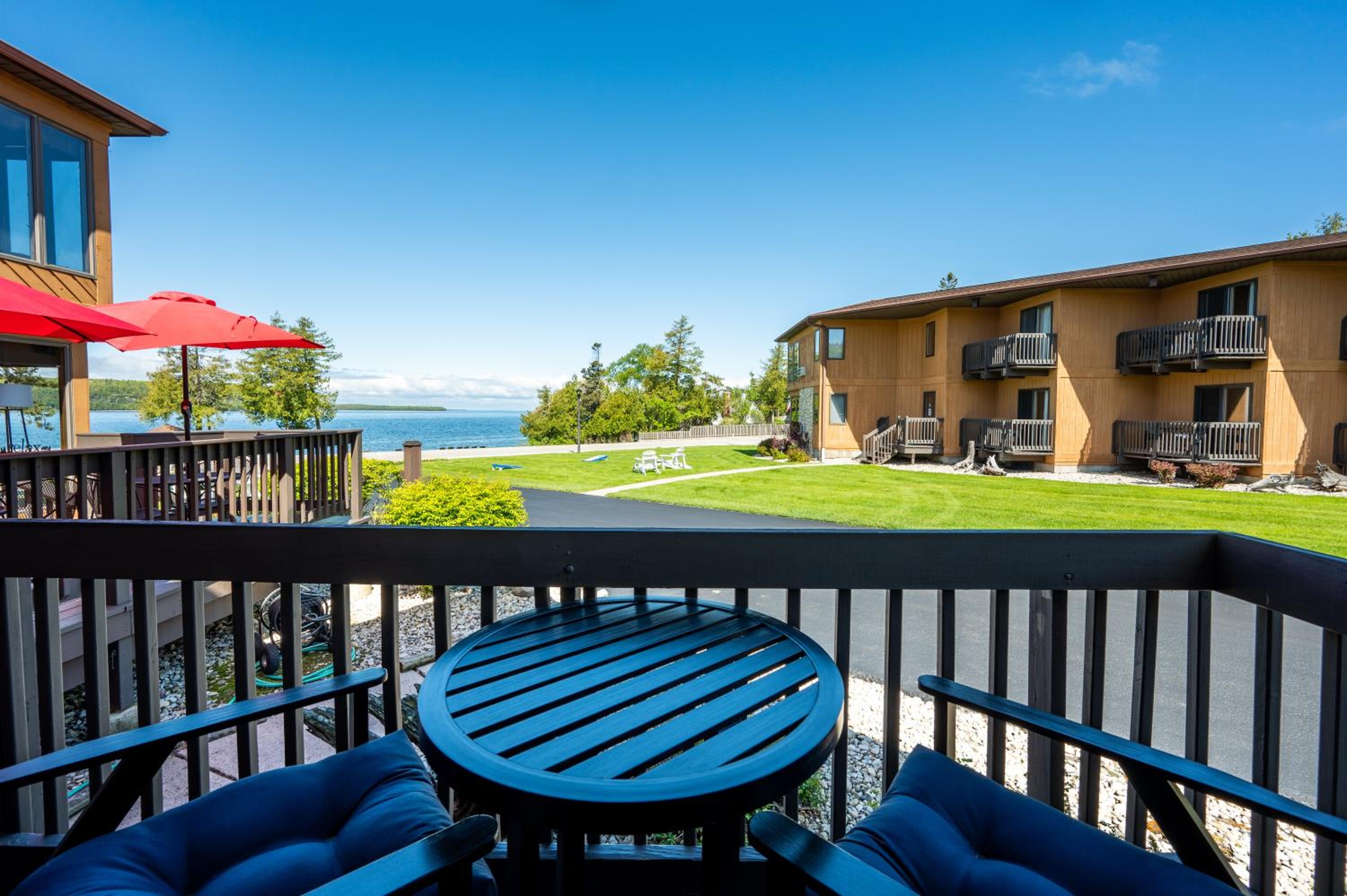 Deluxe King Room with Lake View photo 2