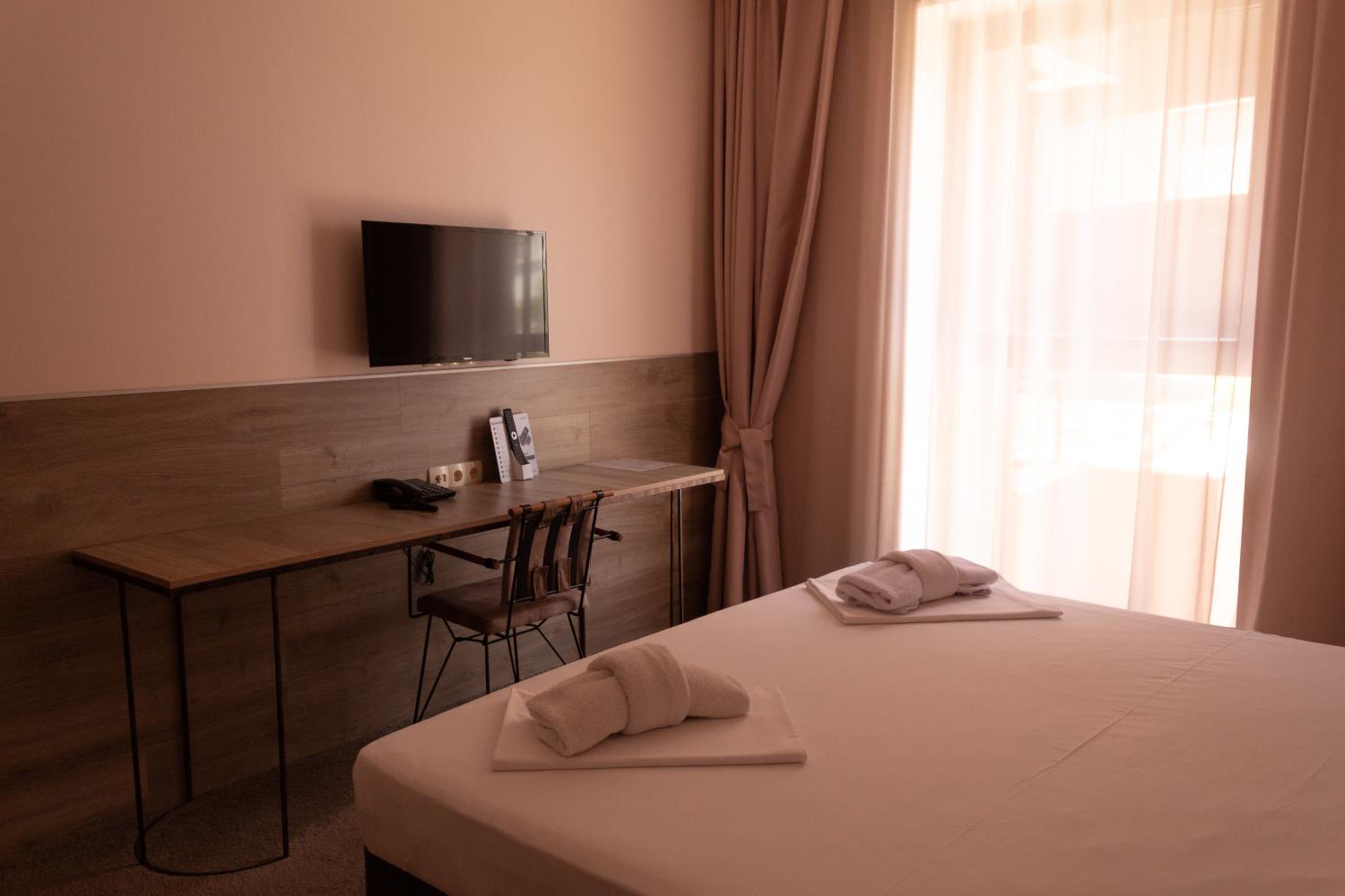 Double or Twin Room - Photo 4